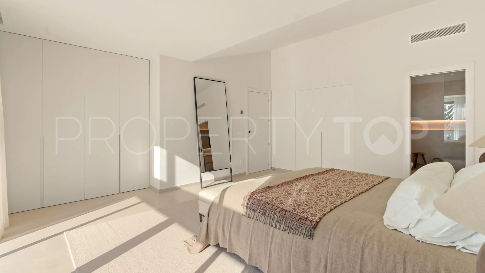 Villa for sale in Elviria