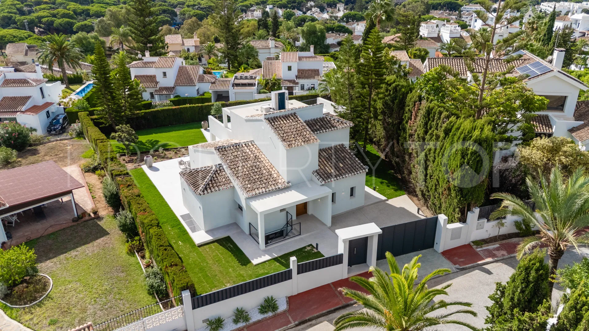 Villa for sale in Elviria