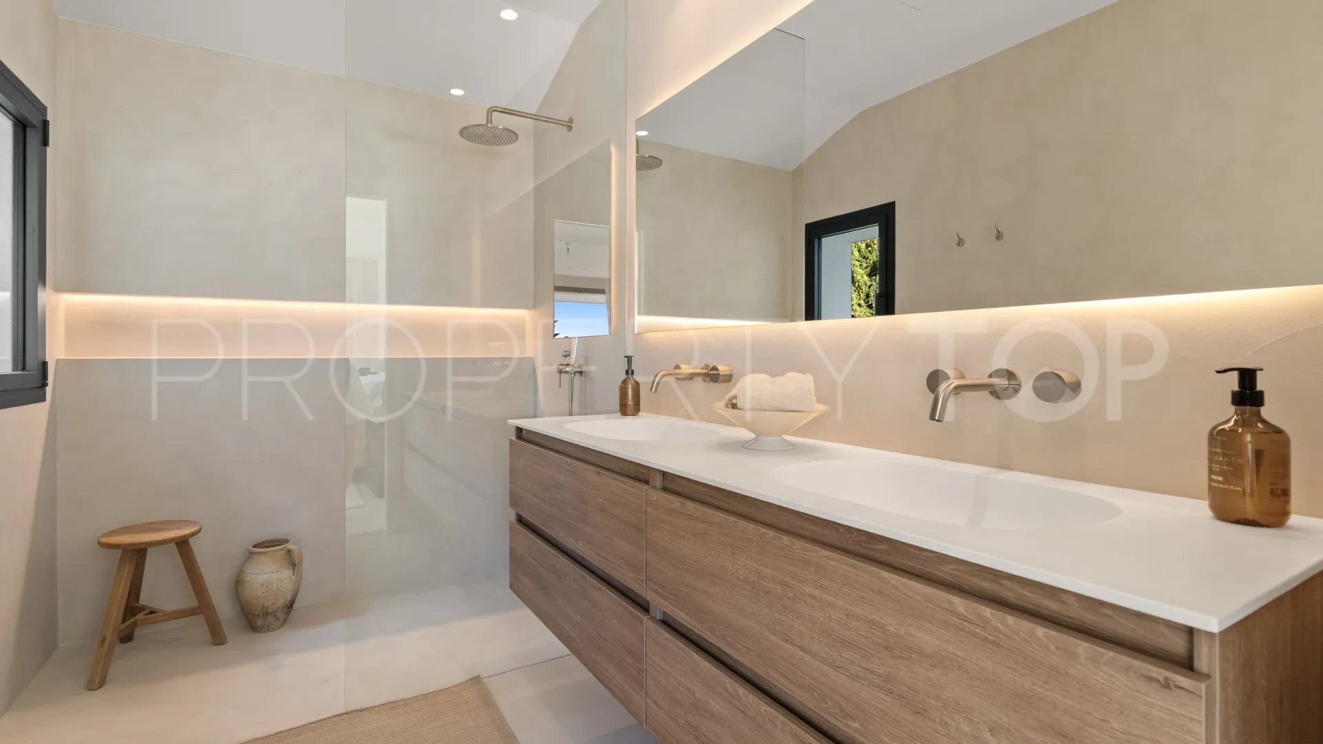 Villa for sale in Elviria