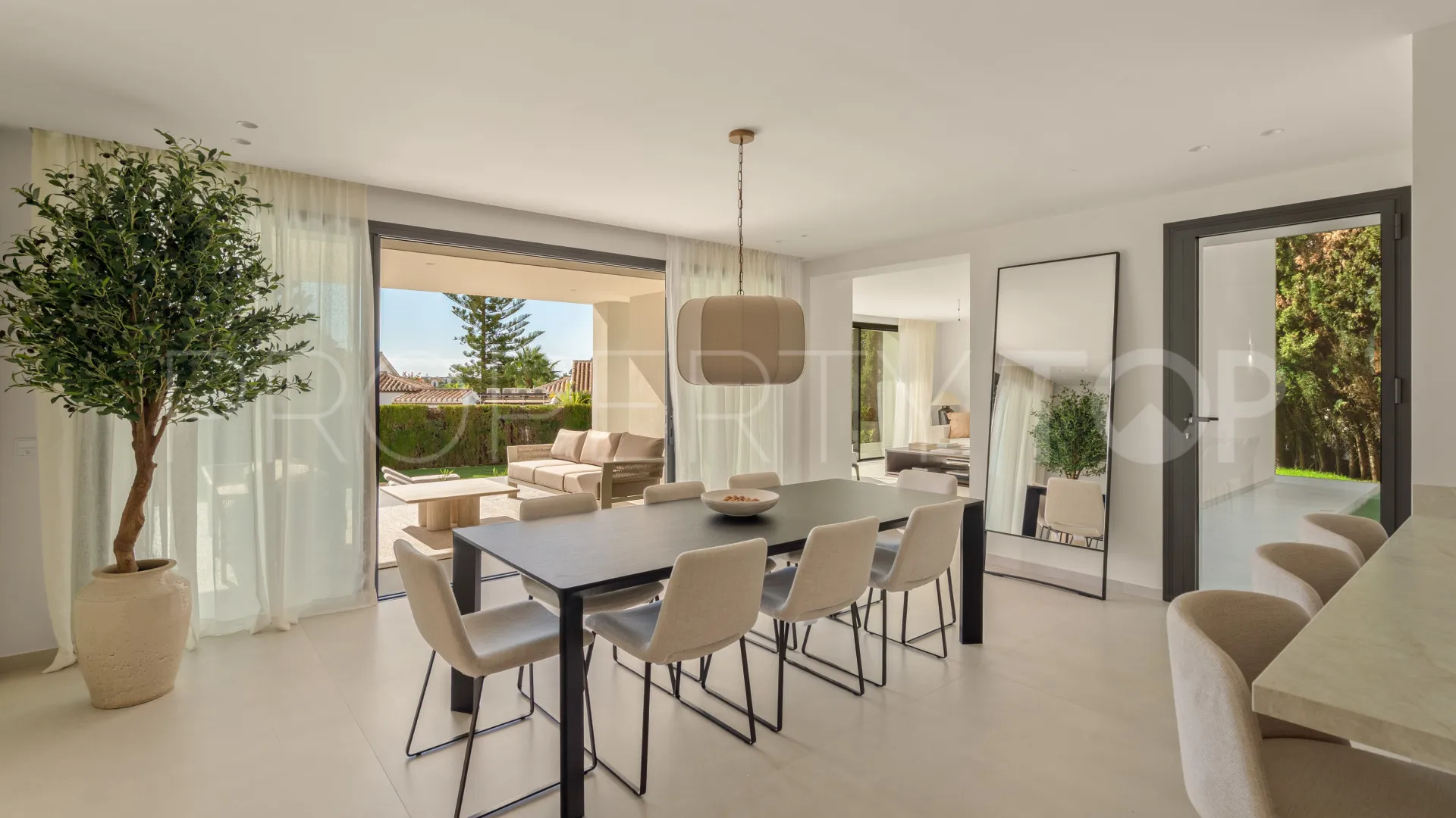 Villa for sale in Elviria