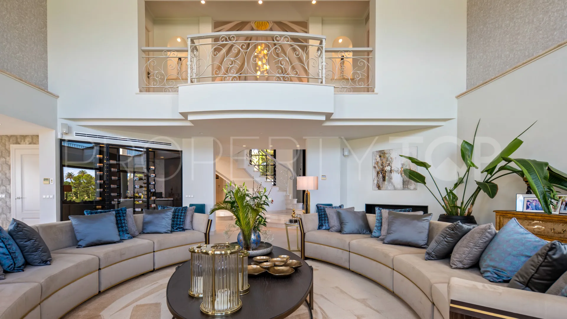 Villa for sale in Marbella Hill Club with 6 bedrooms