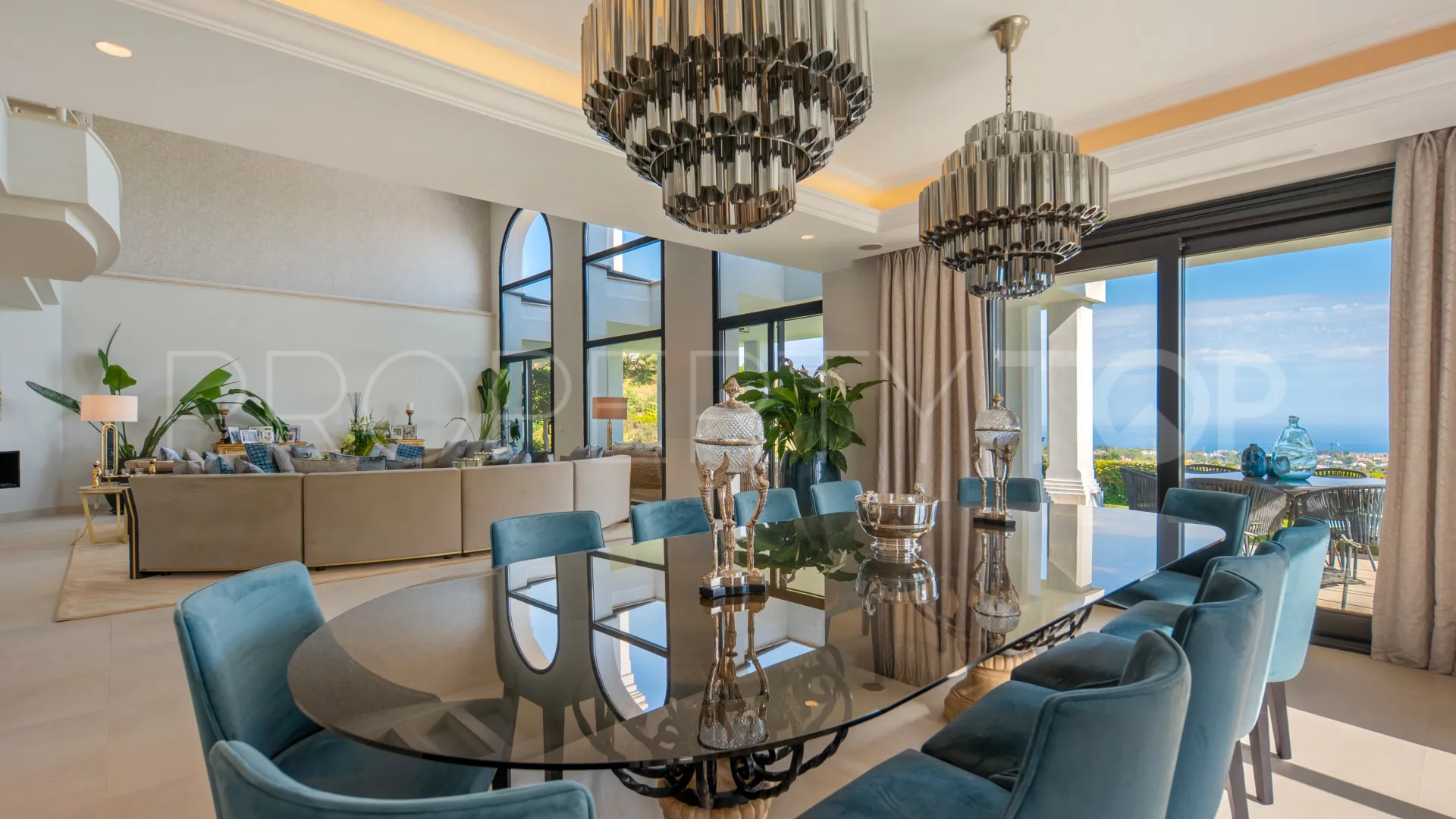 Villa for sale in Marbella Hill Club with 6 bedrooms