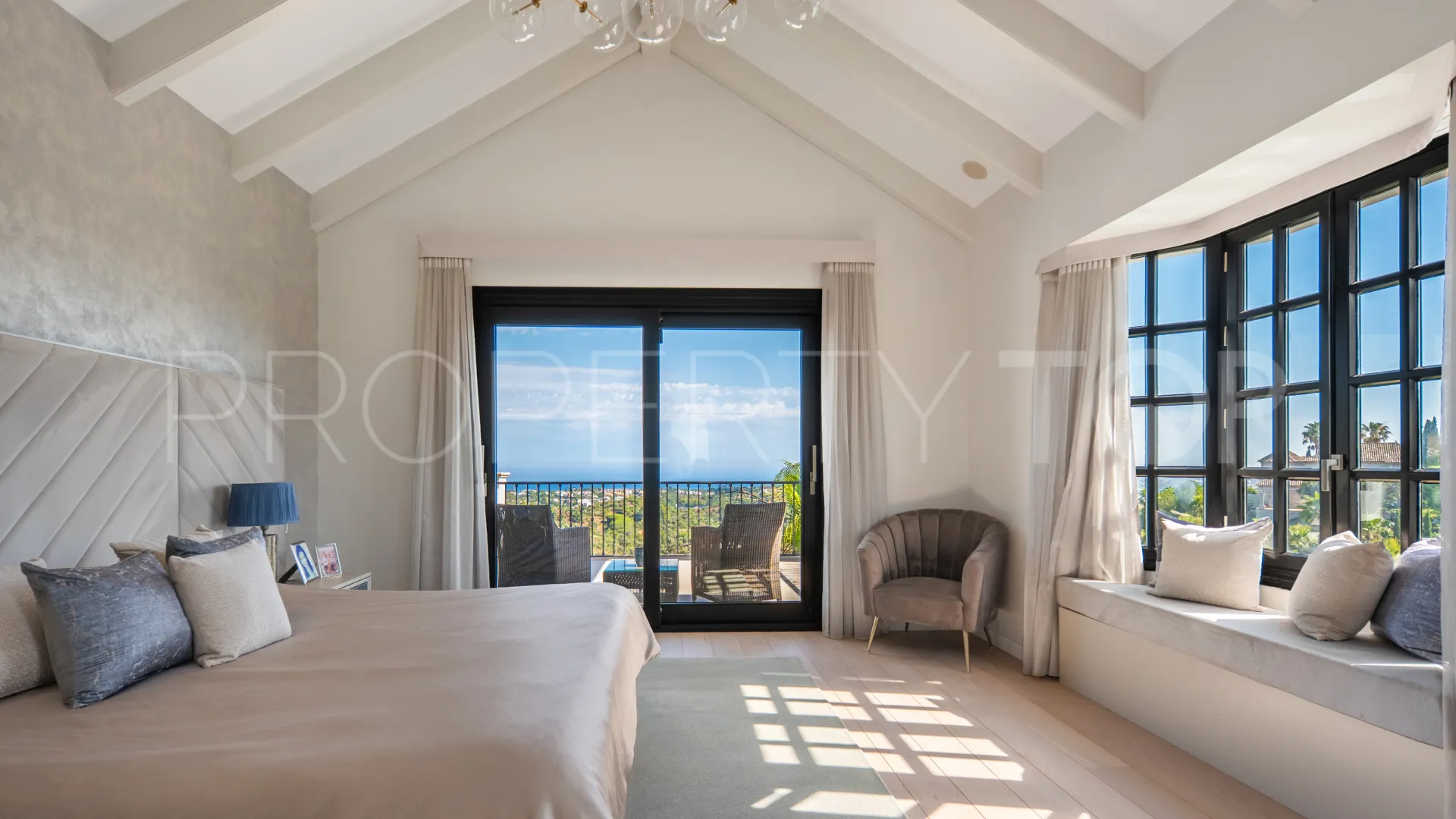 Villa for sale in Marbella Hill Club with 6 bedrooms