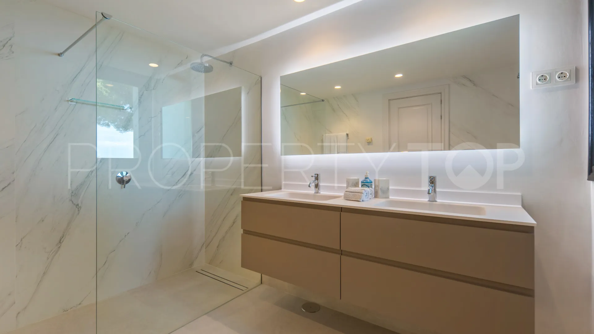 Villa for sale in Marbella Hill Club with 6 bedrooms