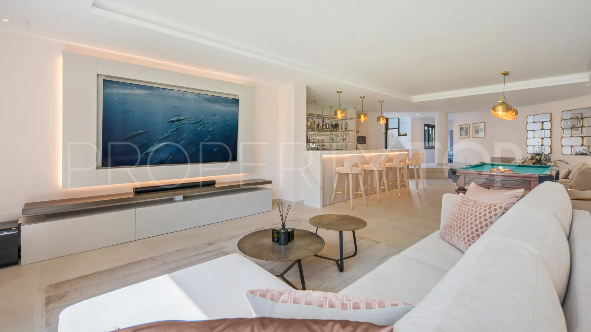 Villa for sale in Marbella Hill Club with 6 bedrooms