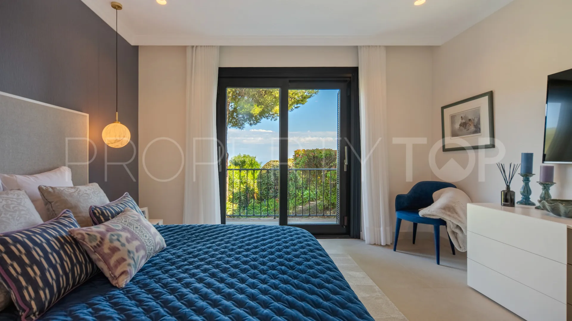 Villa for sale in Marbella Hill Club with 6 bedrooms