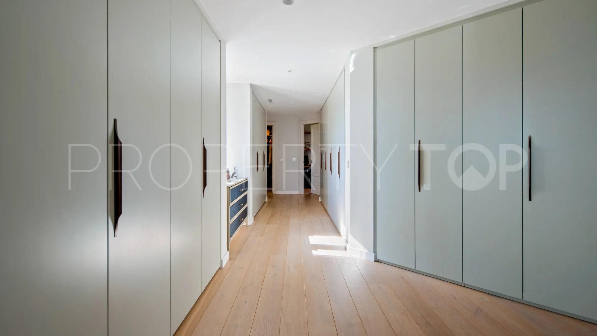 Villa for sale in Marbella Hill Club with 6 bedrooms