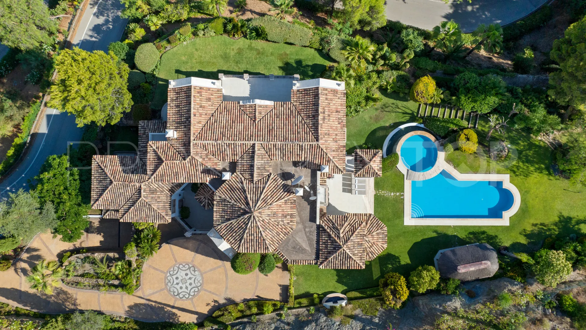 Villa for sale in Marbella Hill Club with 6 bedrooms