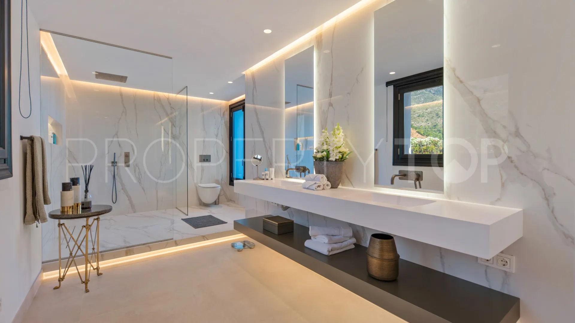 Villa for sale in Marbella Hill Club with 6 bedrooms