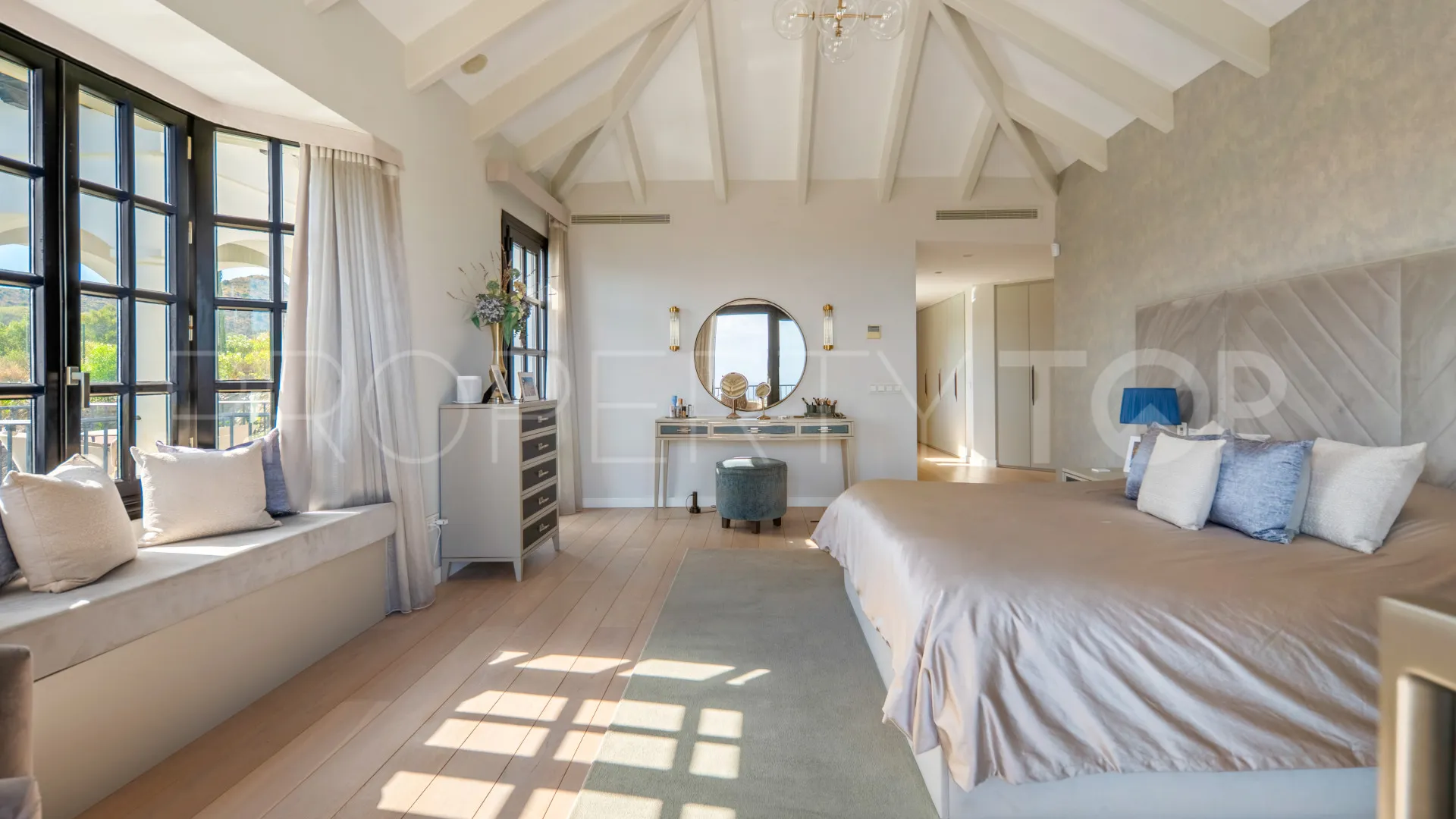 Villa for sale in Marbella Hill Club with 6 bedrooms