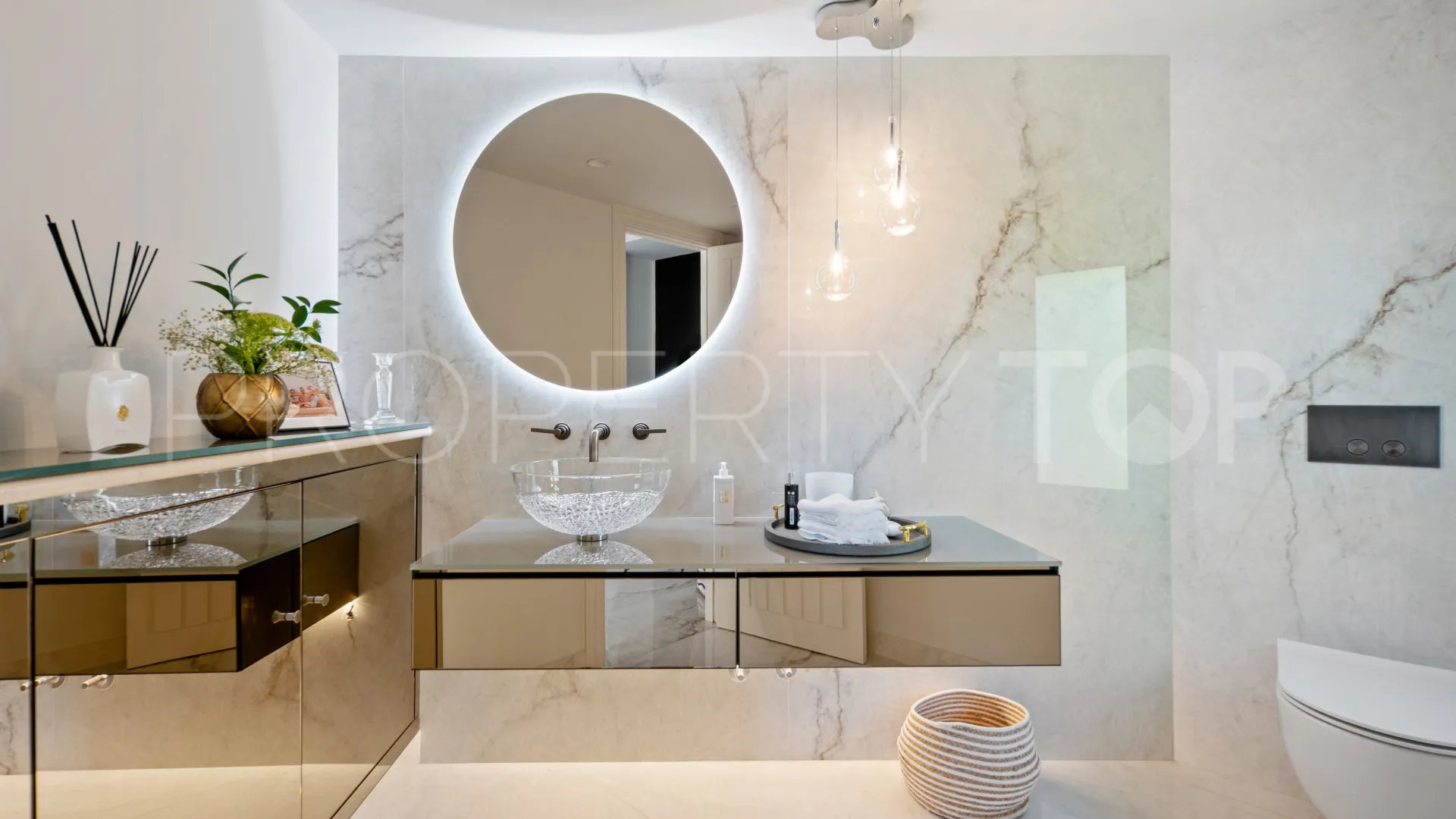 Villa for sale in Marbella Hill Club with 6 bedrooms