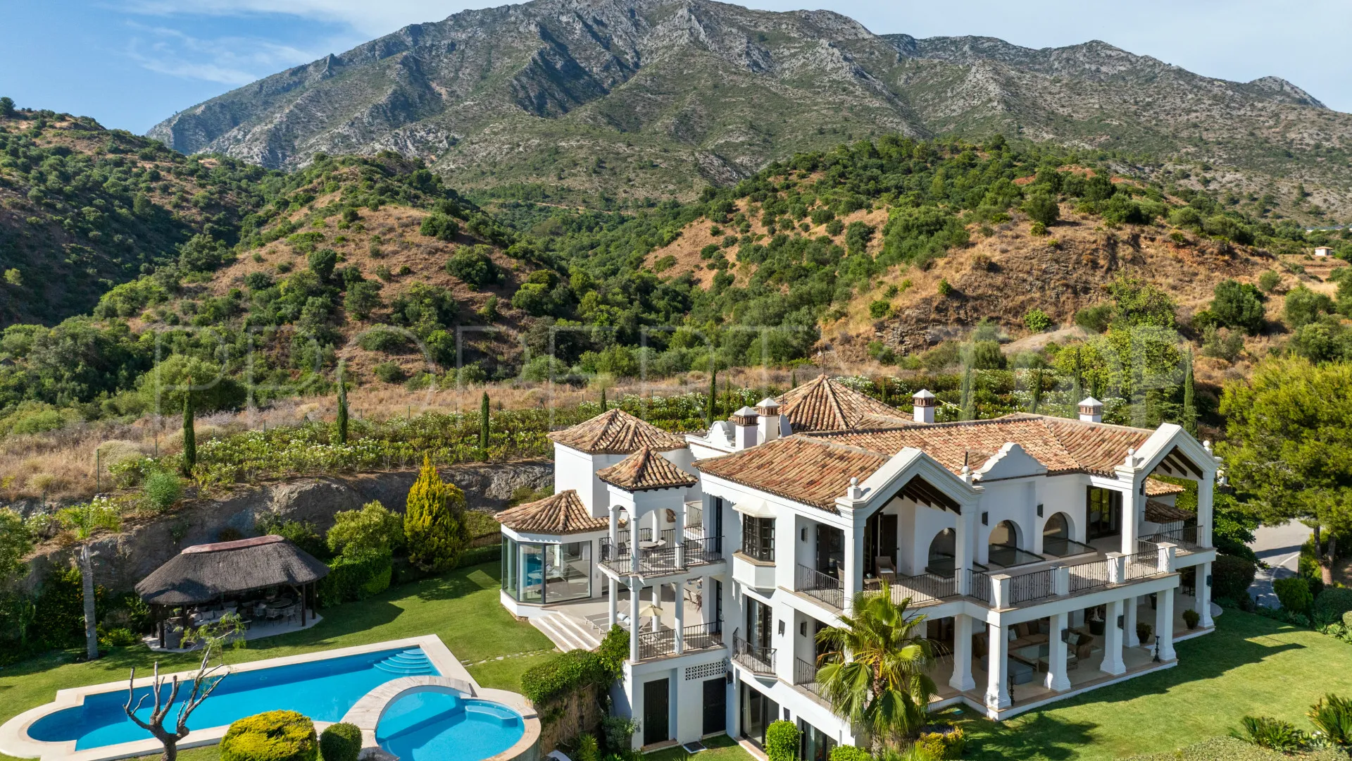 Villa for sale in Marbella Hill Club with 6 bedrooms