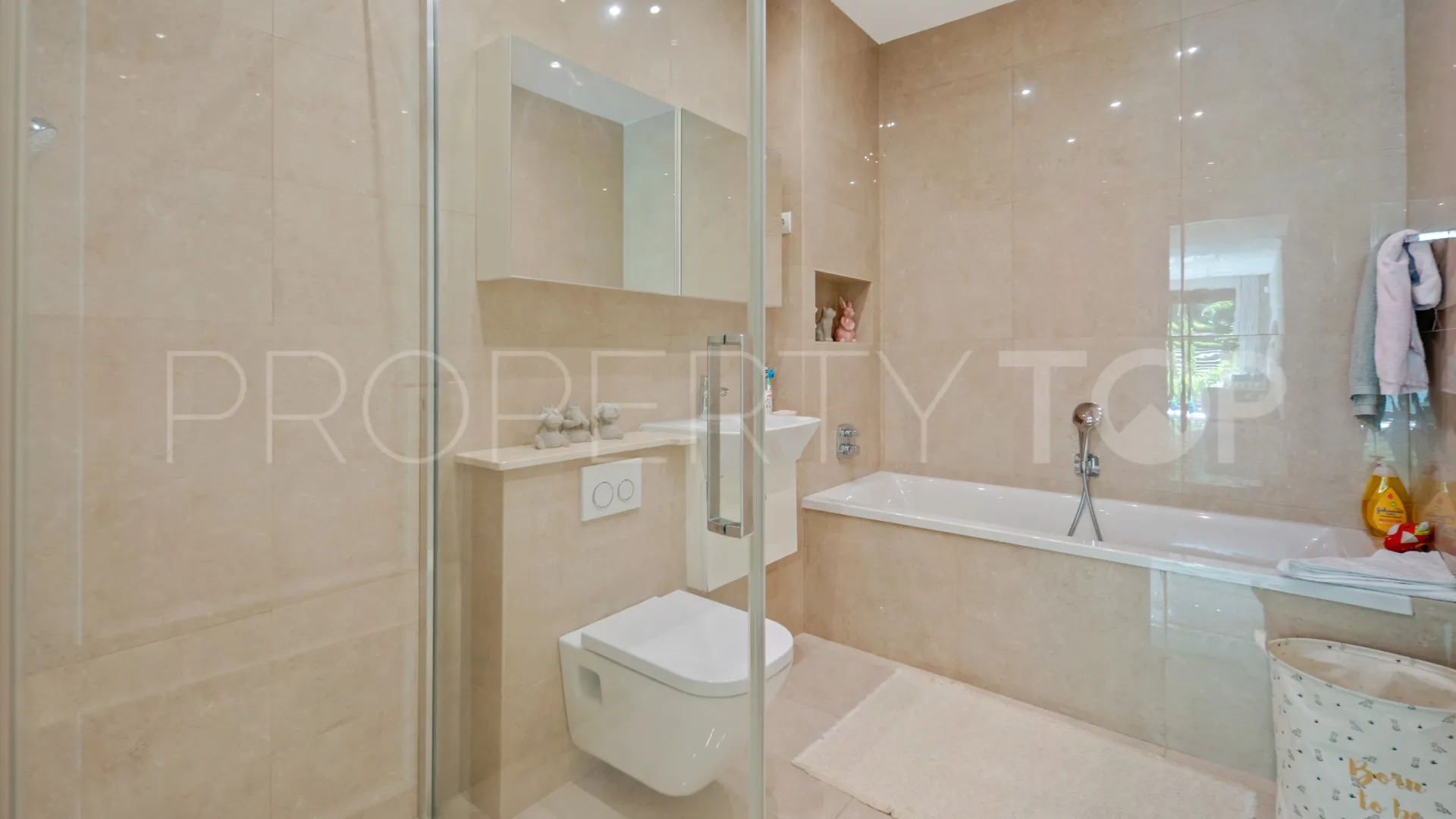 Villa for sale in Marbella Hill Club with 6 bedrooms