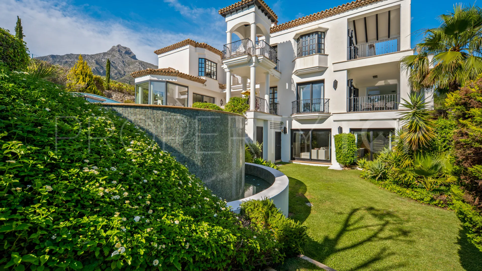 Villa for sale in Marbella Hill Club with 6 bedrooms