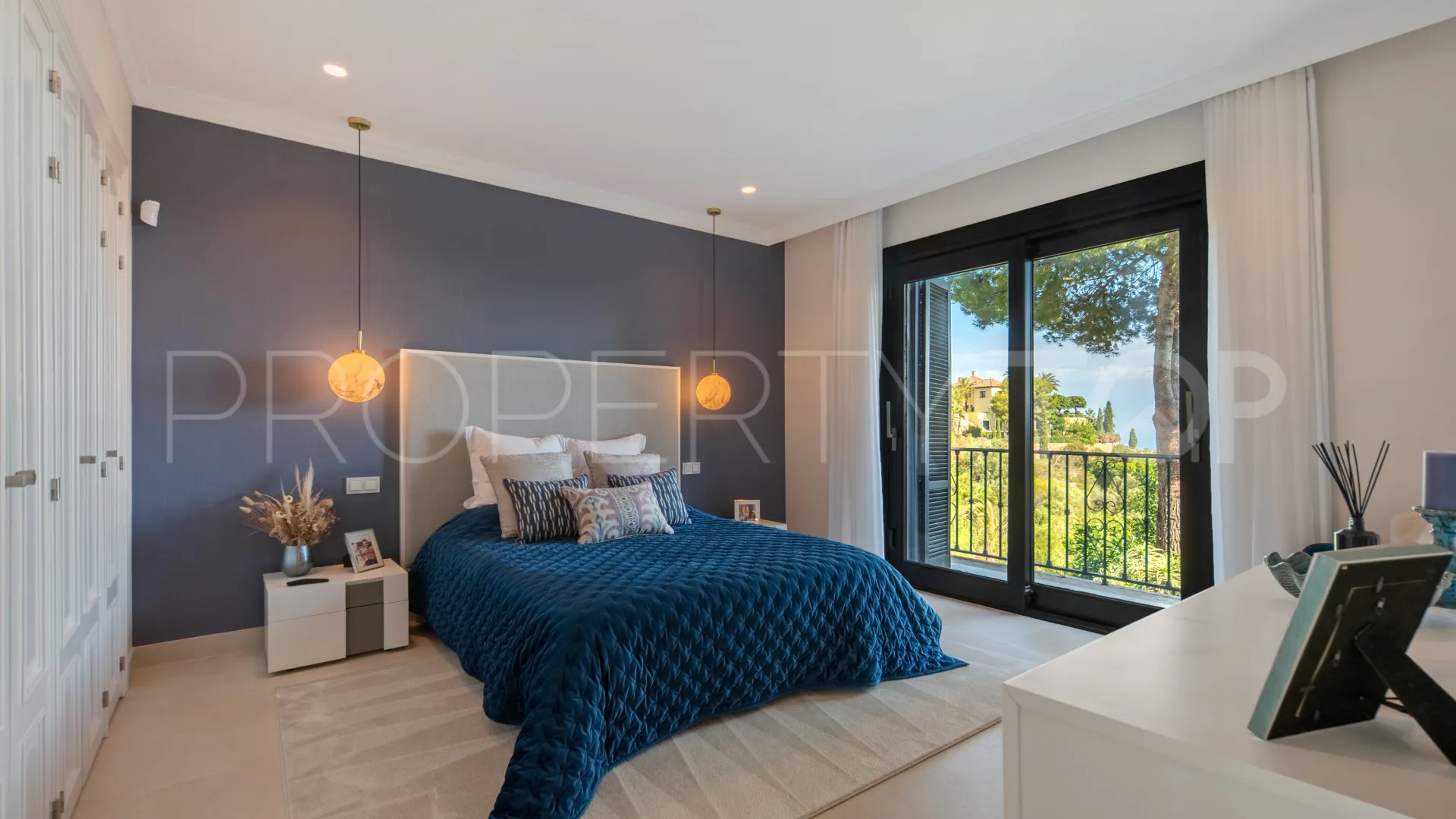 Villa for sale in Marbella Hill Club with 6 bedrooms