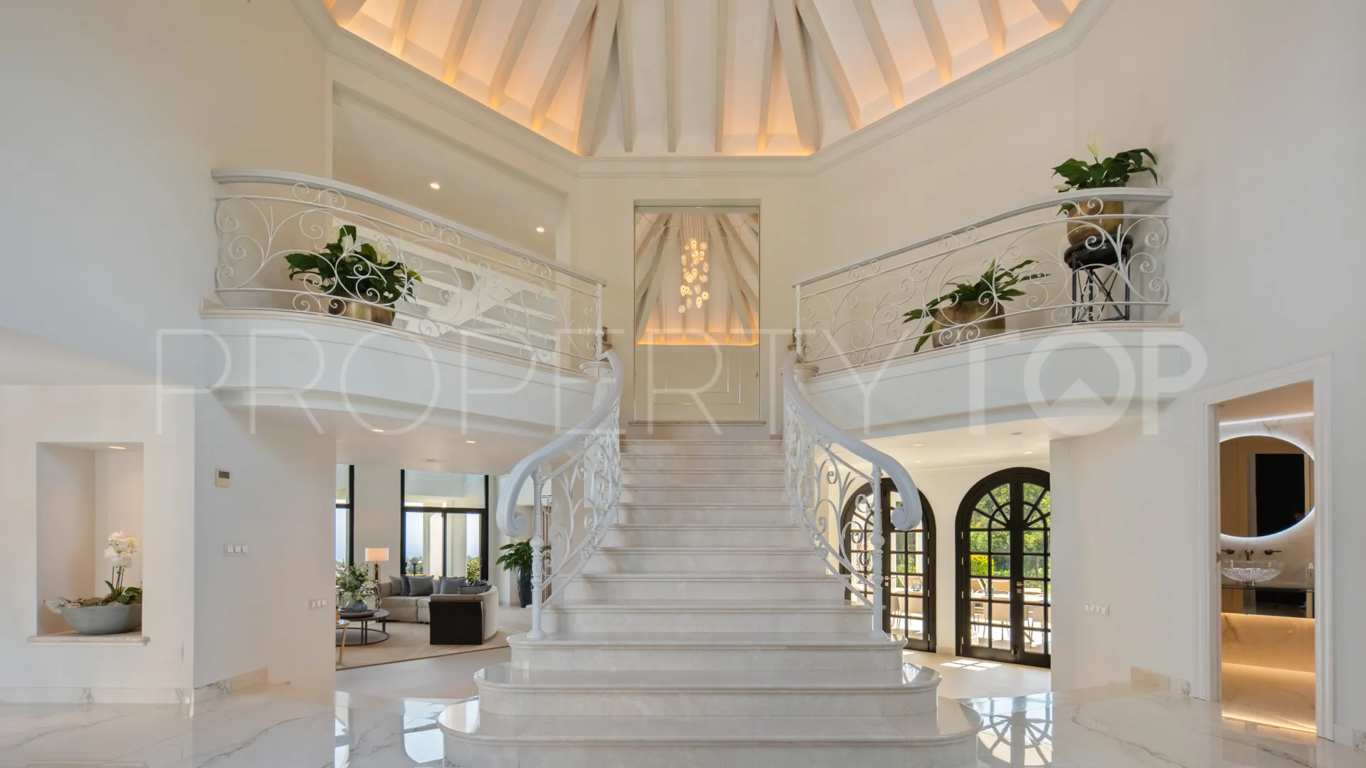 Villa for sale in Marbella Hill Club with 6 bedrooms