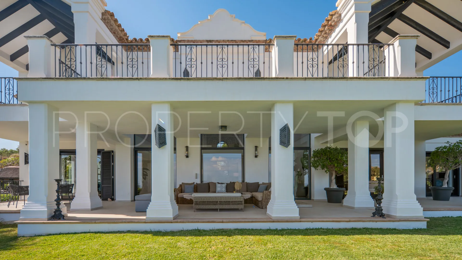 Villa for sale in Marbella Hill Club with 6 bedrooms