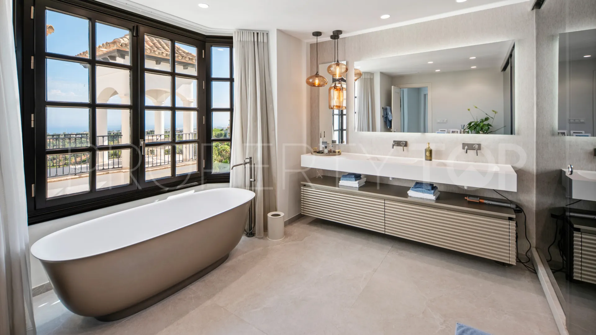 Villa for sale in Marbella Hill Club with 6 bedrooms