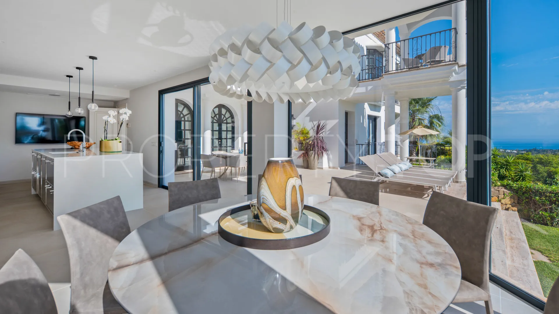 Villa for sale in Marbella Hill Club with 6 bedrooms