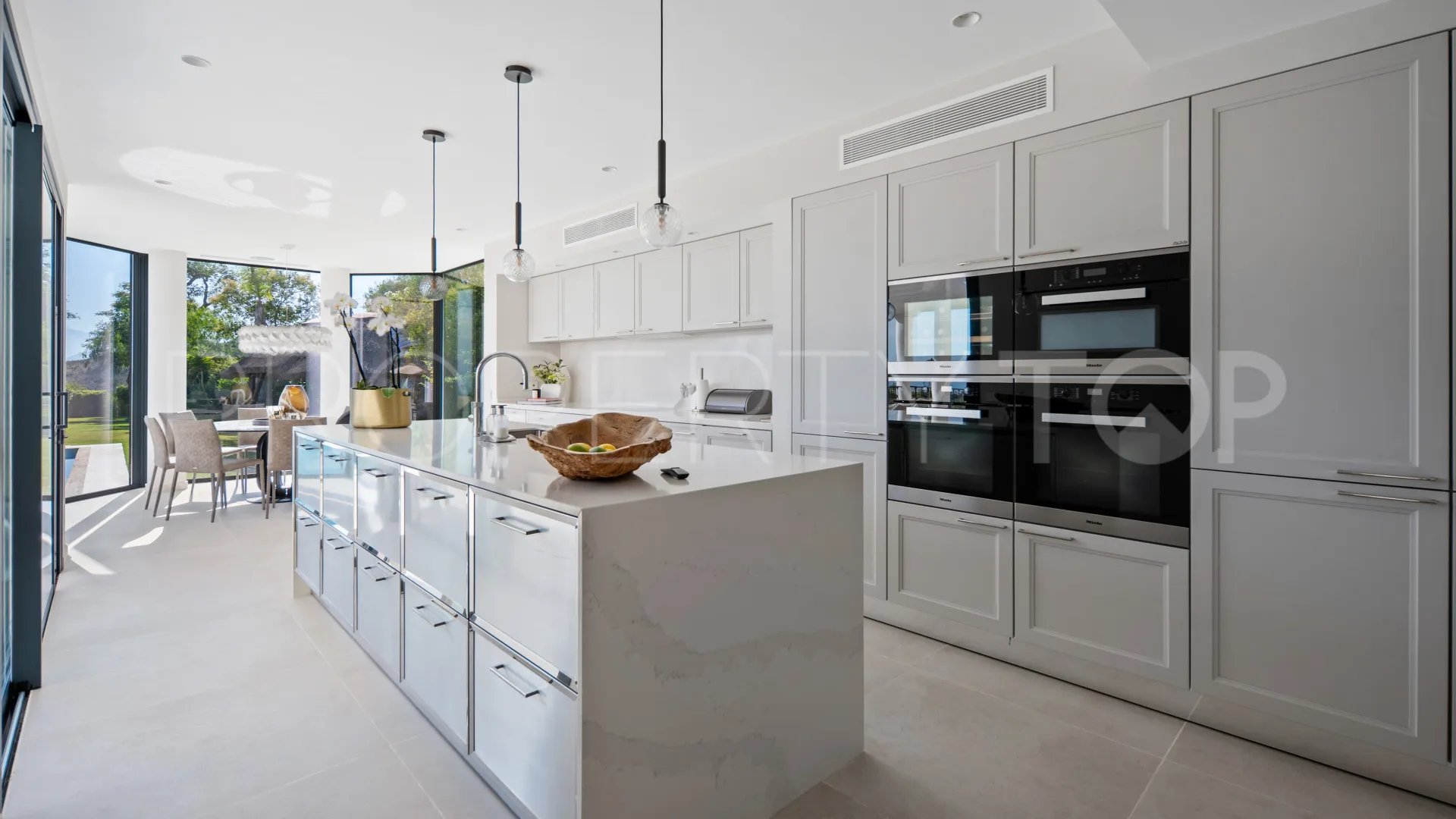 Villa for sale in Marbella Hill Club with 6 bedrooms