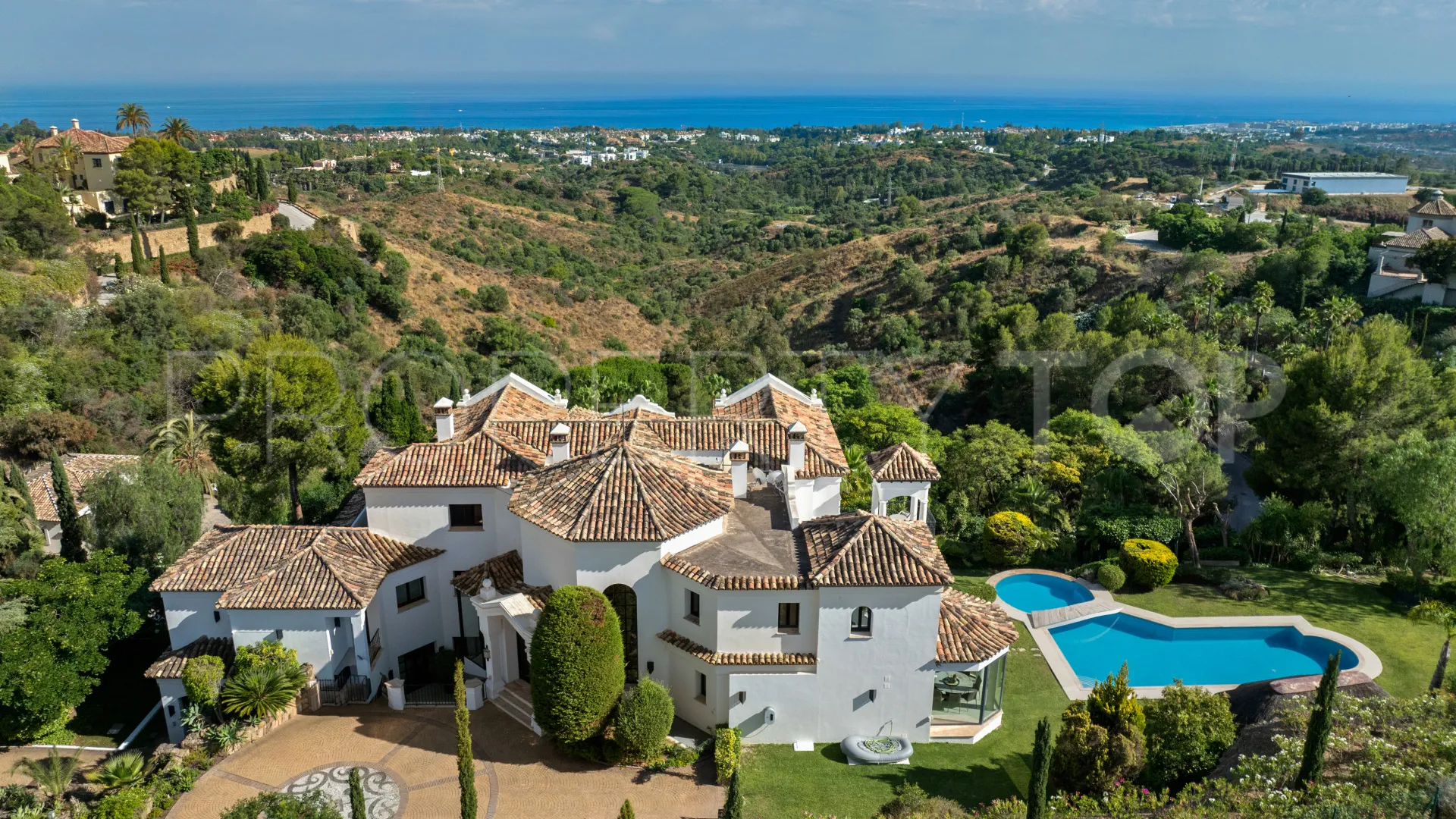 Villa for sale in Marbella Hill Club with 6 bedrooms
