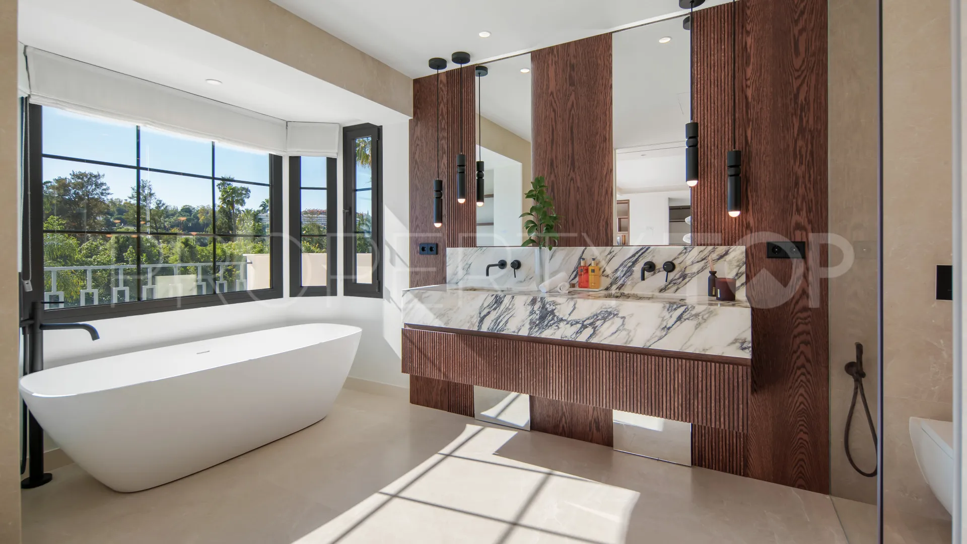 Villa for sale in Las Brisas with 6 bedrooms