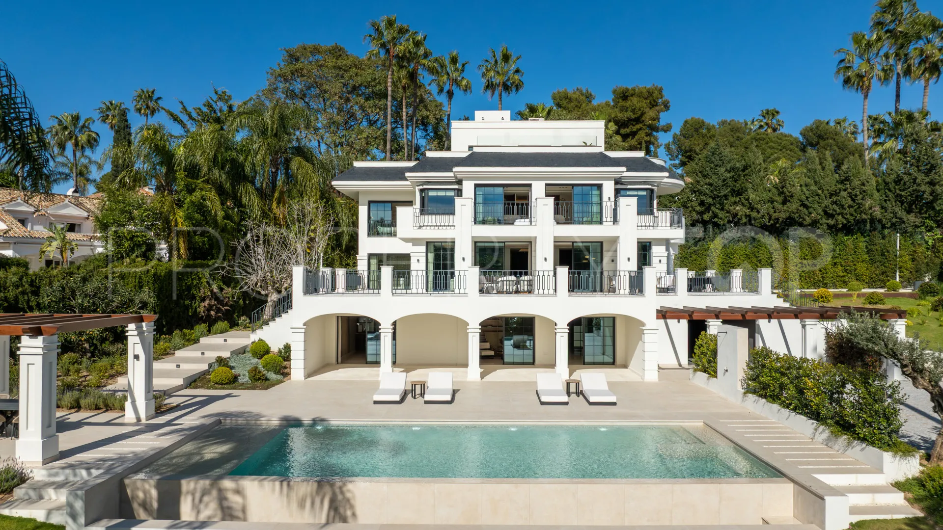 Villa for sale in Las Brisas with 6 bedrooms