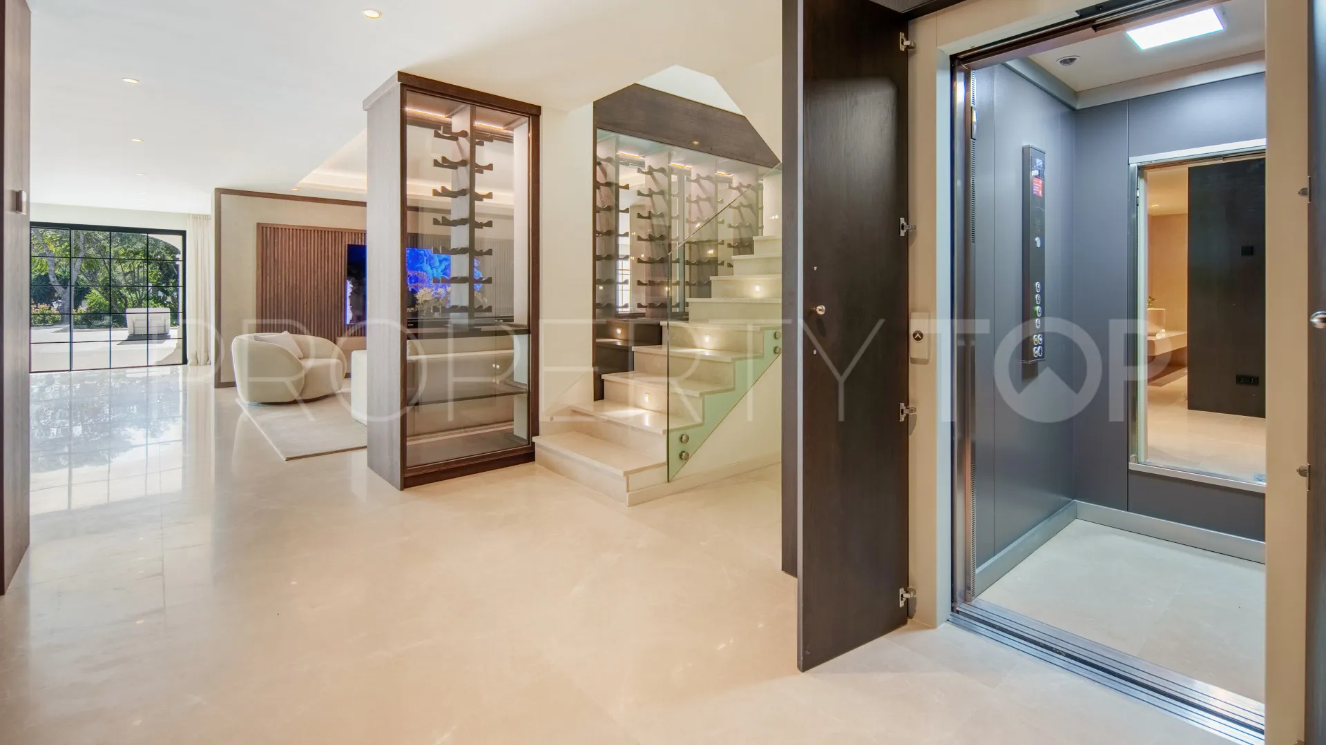Villa for sale in Las Brisas with 6 bedrooms