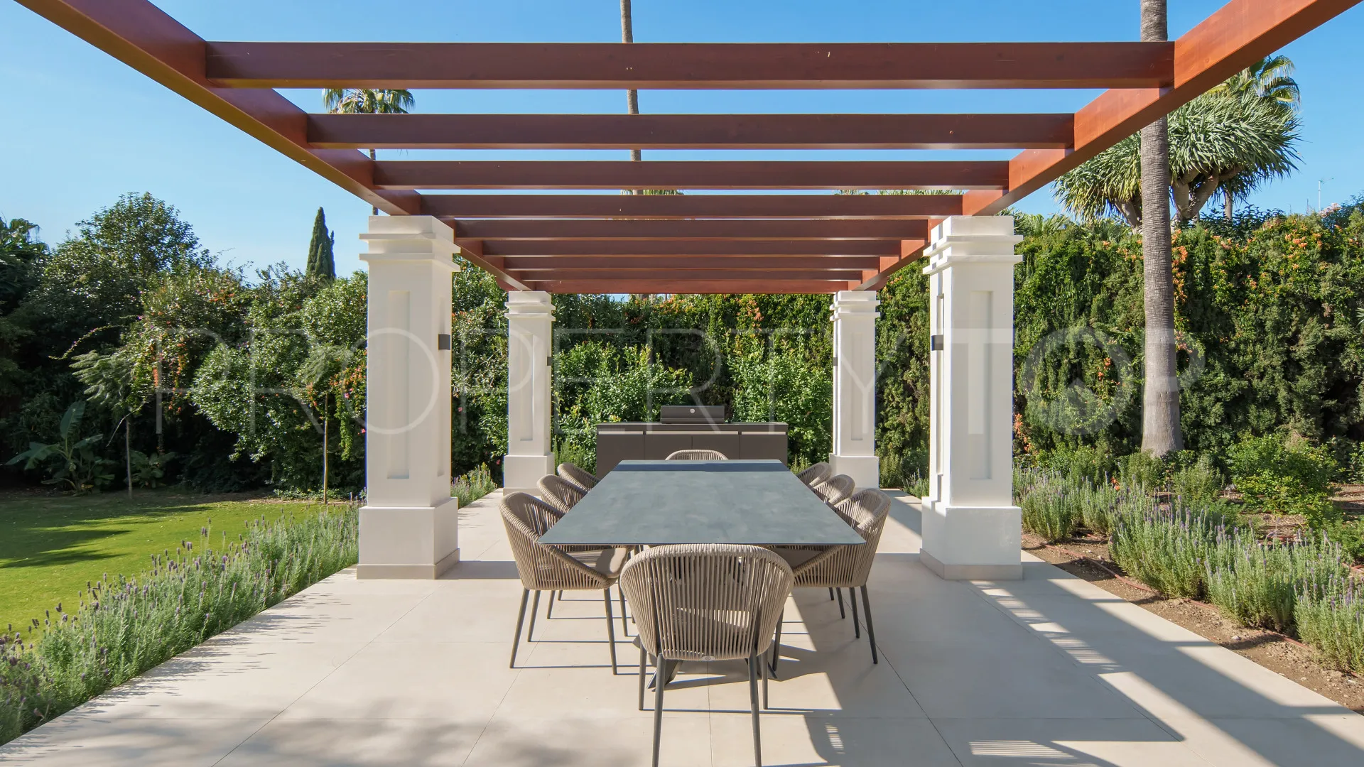 Villa for sale in Las Brisas with 6 bedrooms