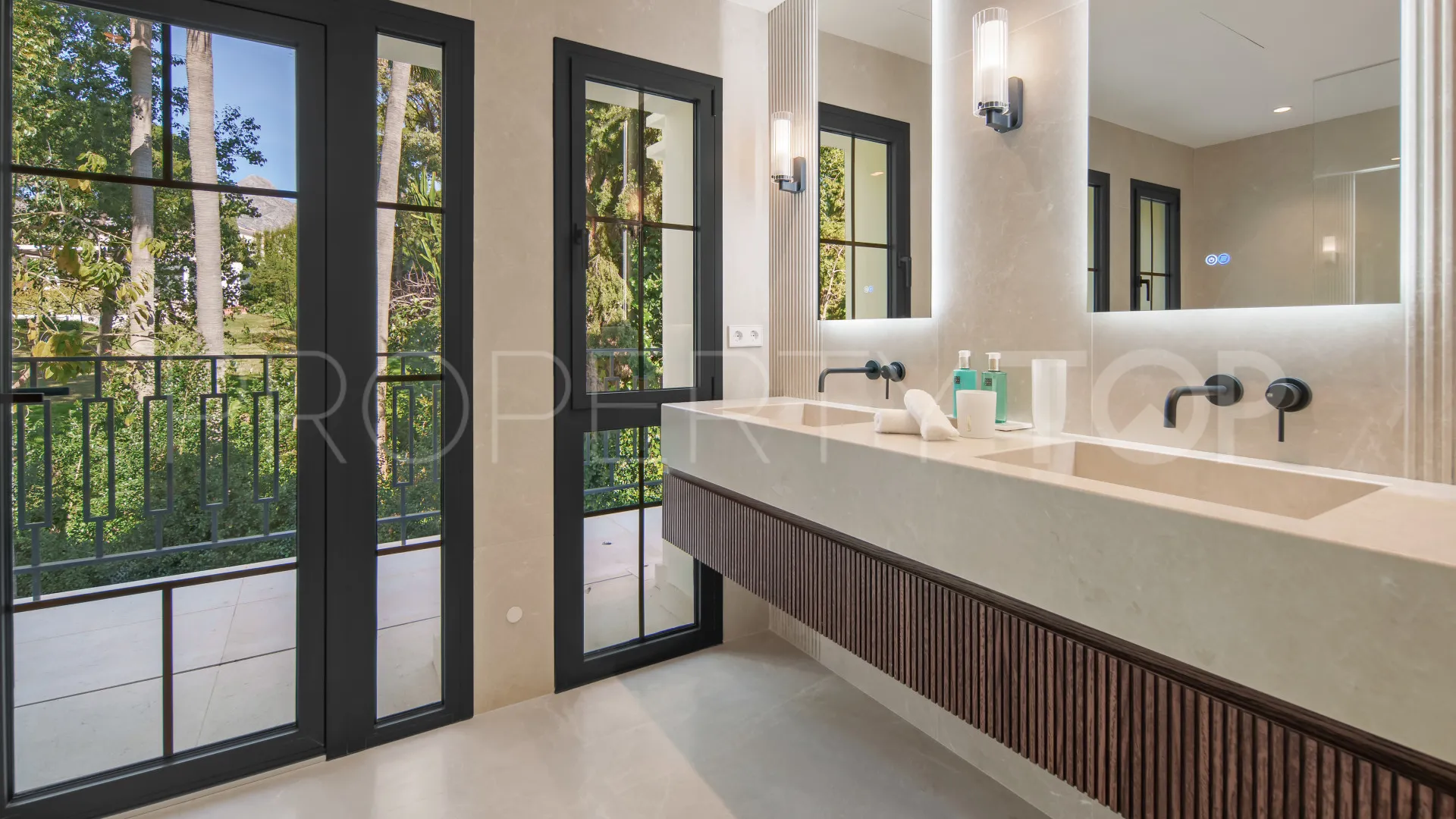 Villa for sale in Las Brisas with 6 bedrooms