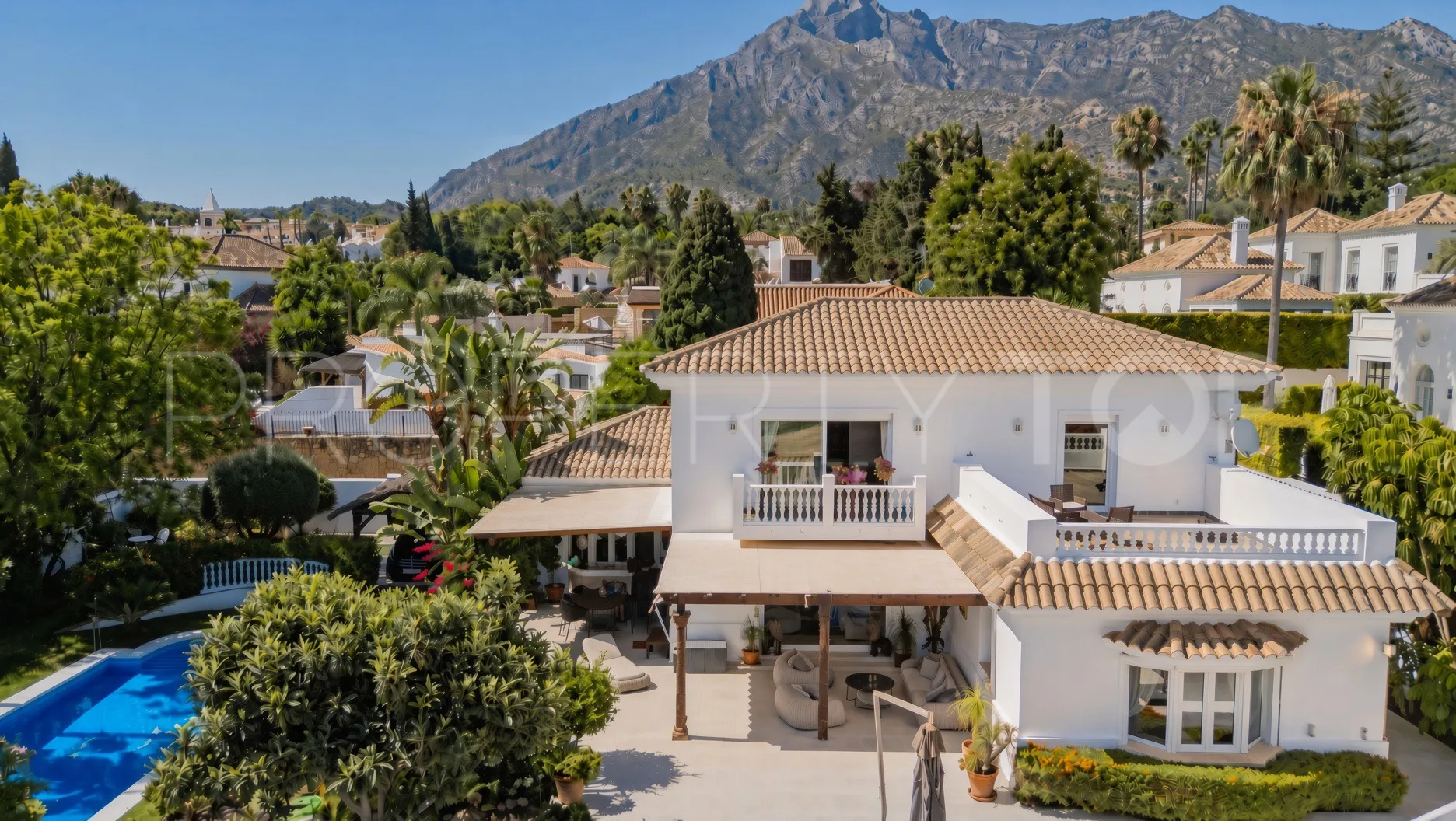 Nagüeles, villa en venta