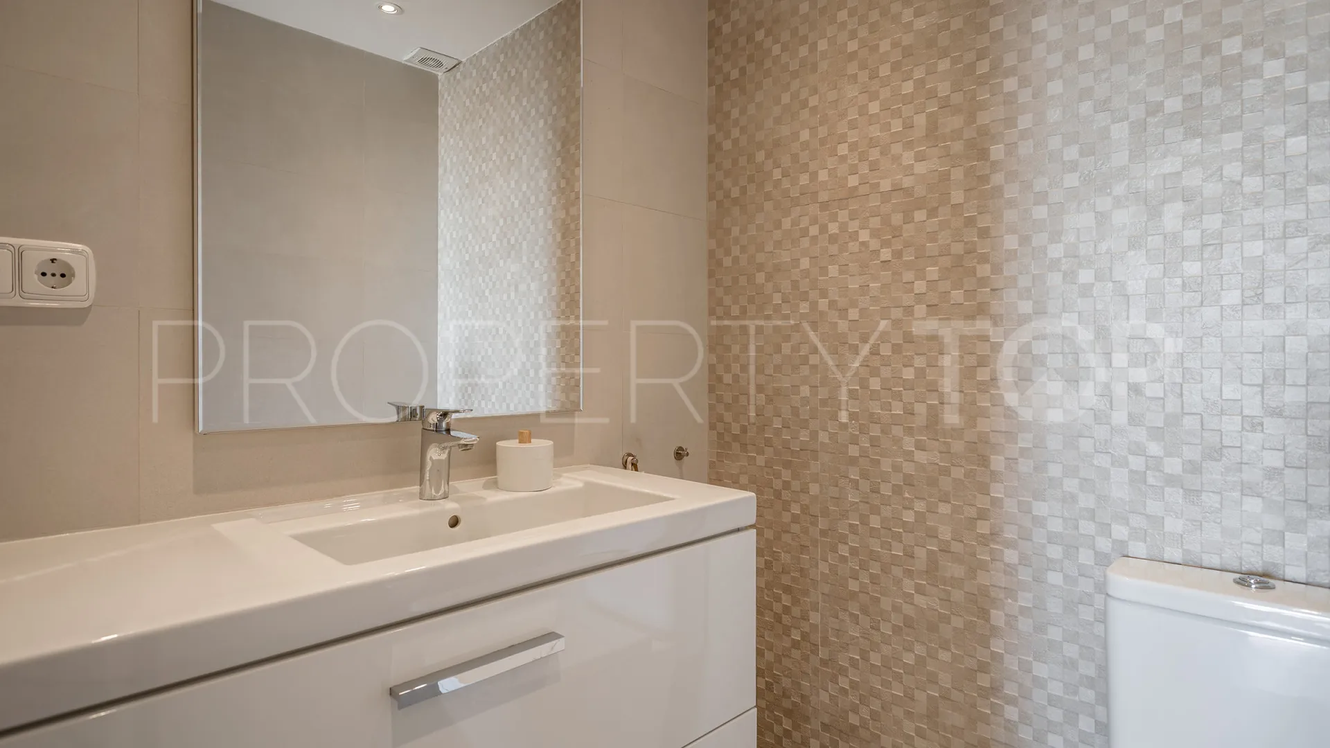 For sale Nueva Andalucia villa with 4 bedrooms