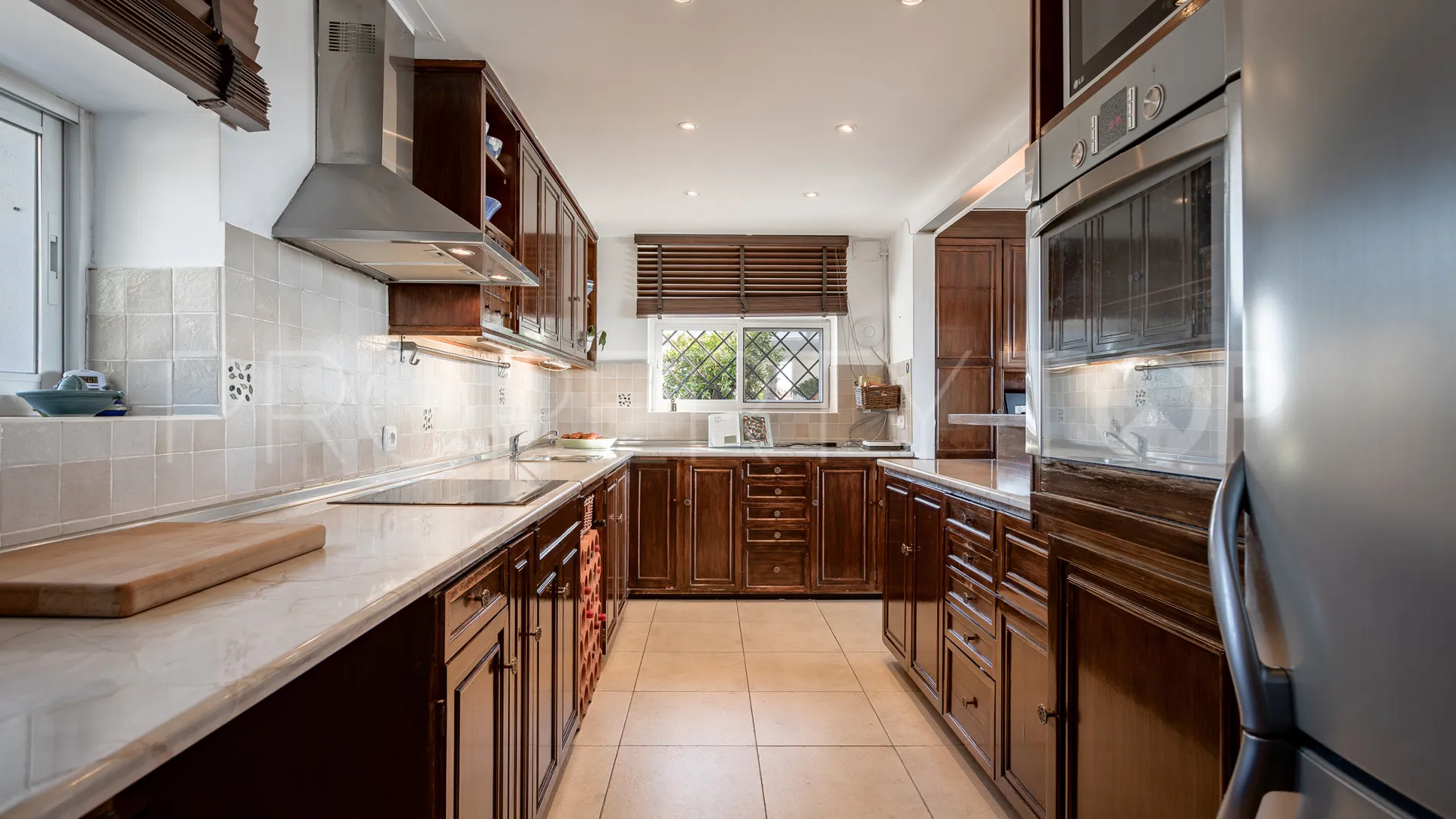 For sale Nueva Andalucia villa with 4 bedrooms