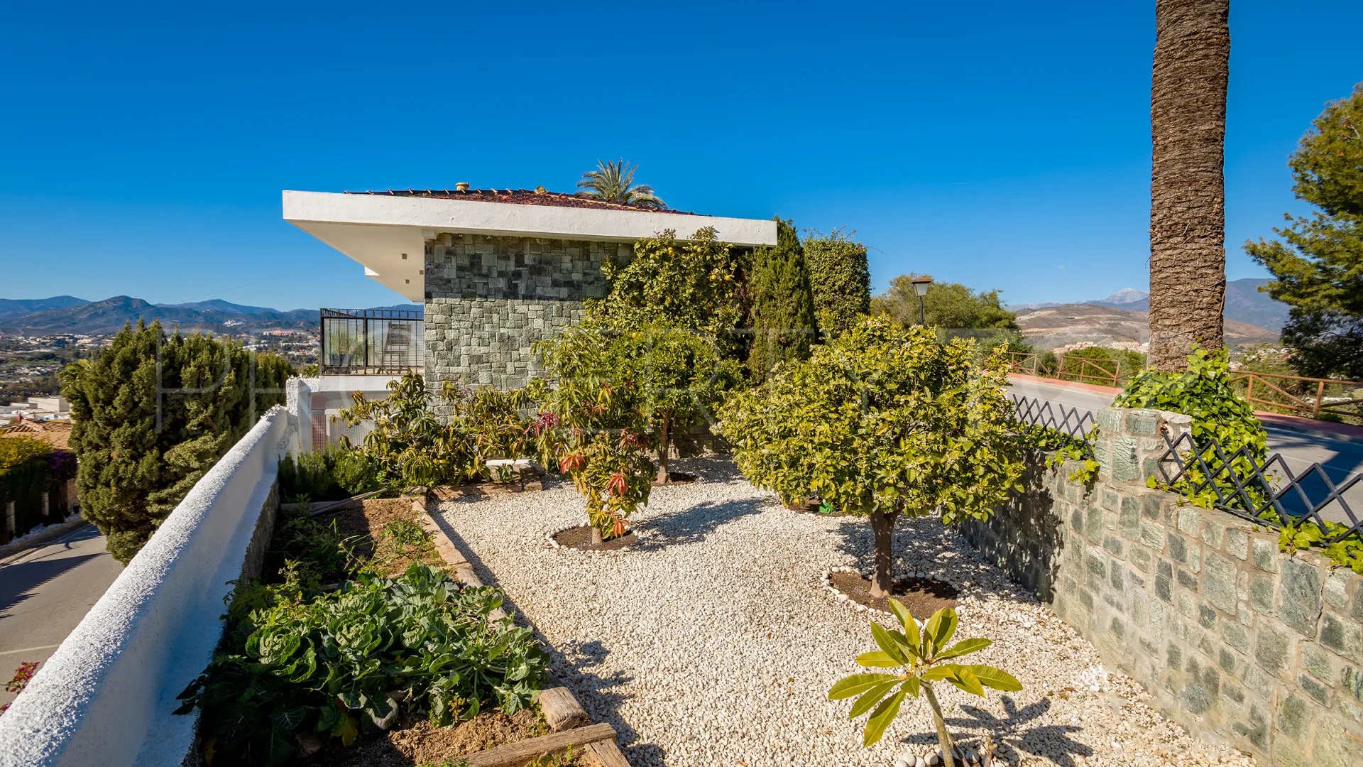 For sale Nueva Andalucia villa with 4 bedrooms