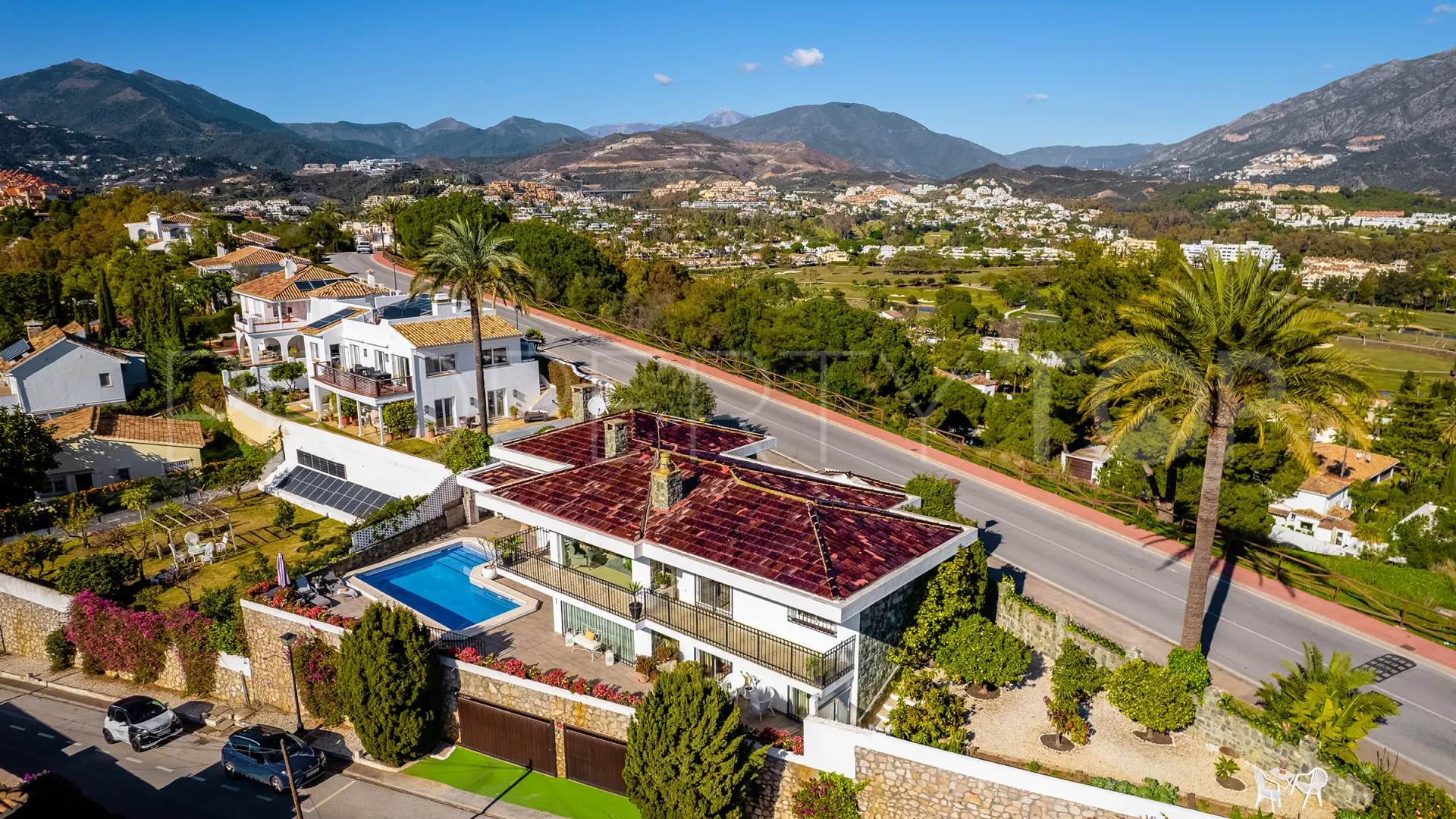 For sale Nueva Andalucia villa with 4 bedrooms