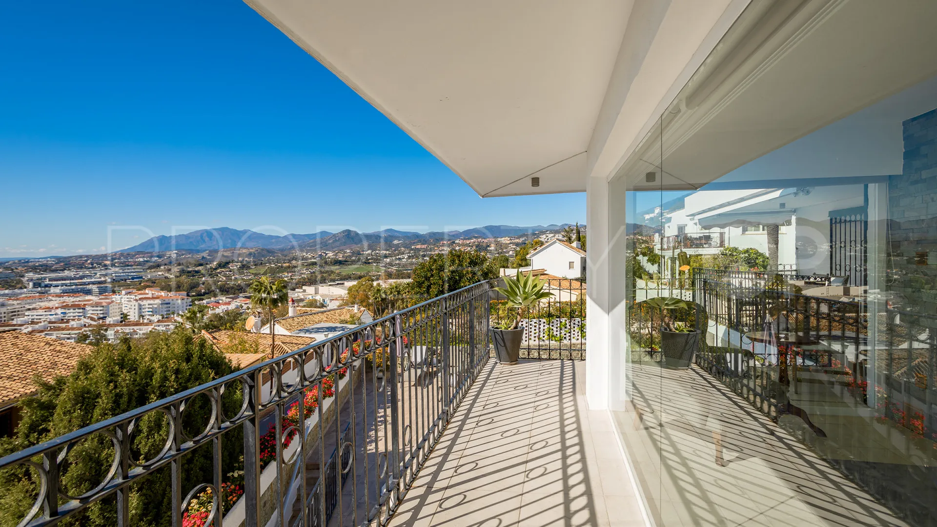 For sale Nueva Andalucia villa with 4 bedrooms
