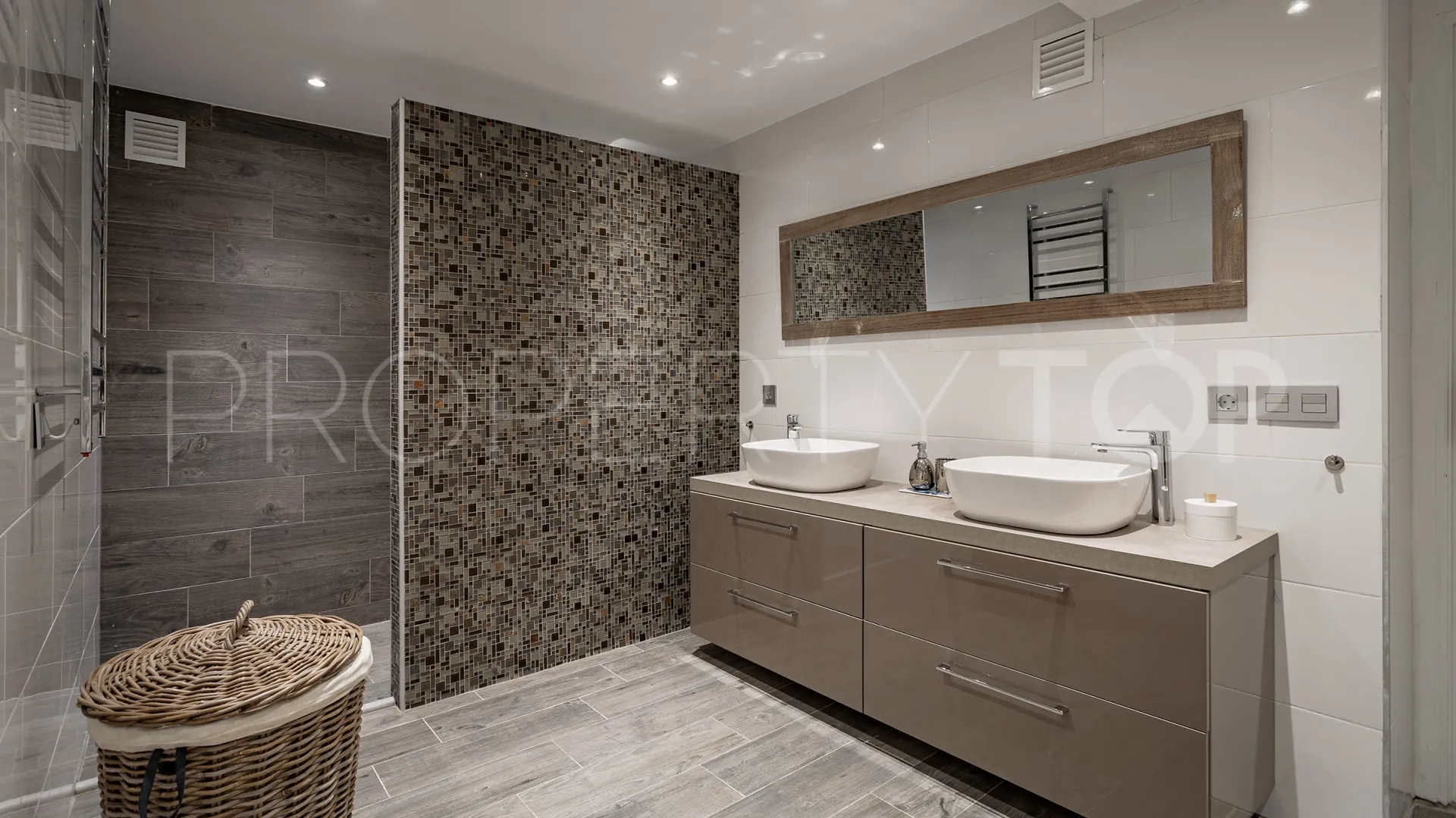 For sale Nueva Andalucia villa with 4 bedrooms