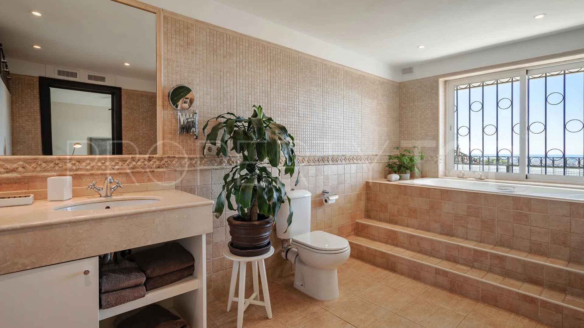 For sale Nueva Andalucia villa with 4 bedrooms