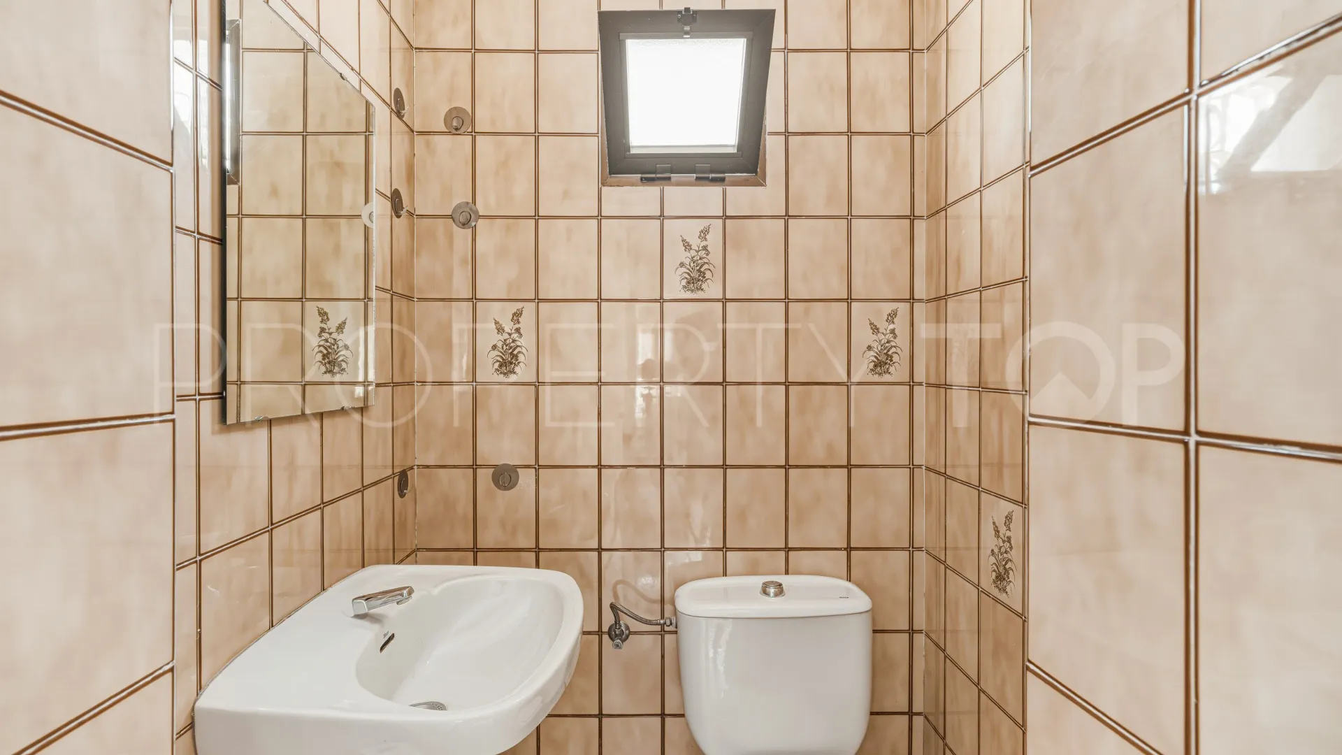 Villa for sale in Nueva Andalucia