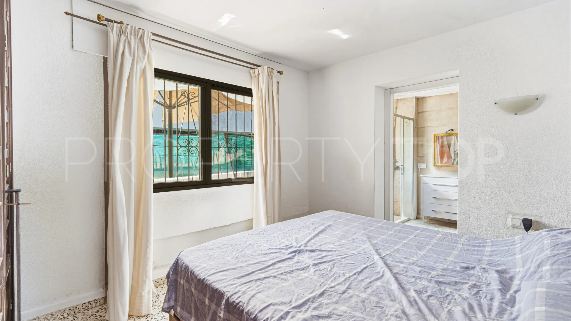 Villa for sale in Nueva Andalucia