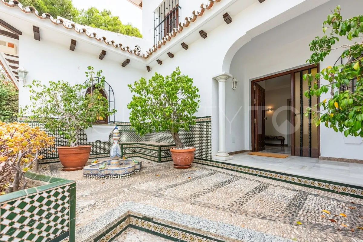 Se vende villa de 4 dormitorios en San Pedro de Alcantara