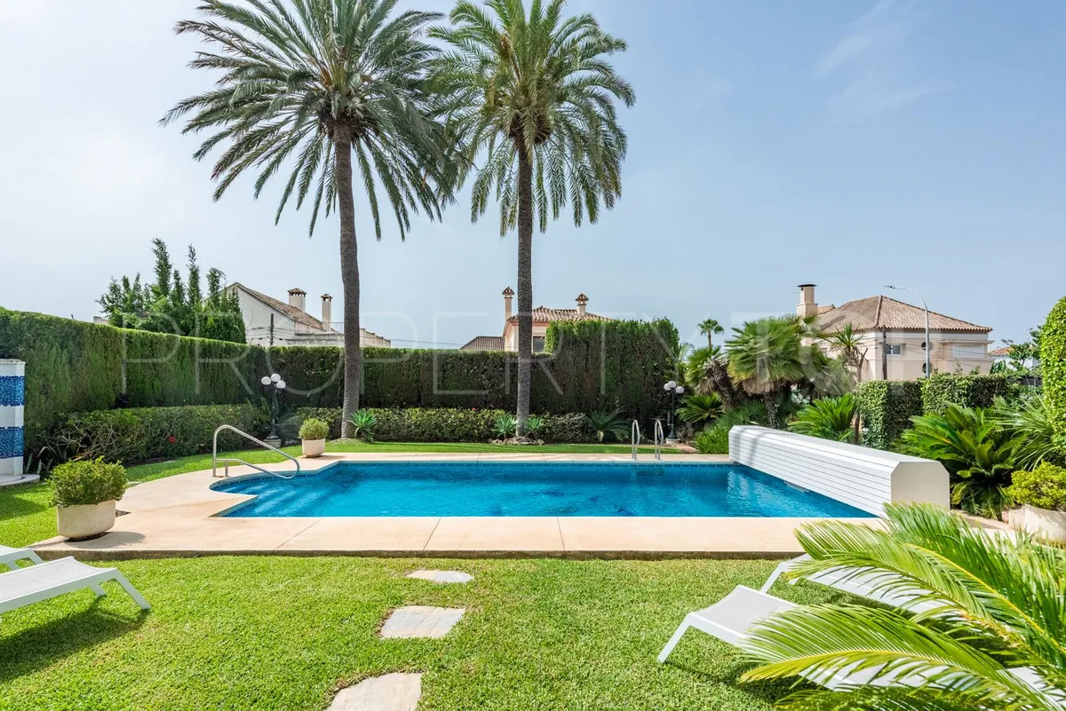Se vende villa de 4 dormitorios en San Pedro de Alcantara