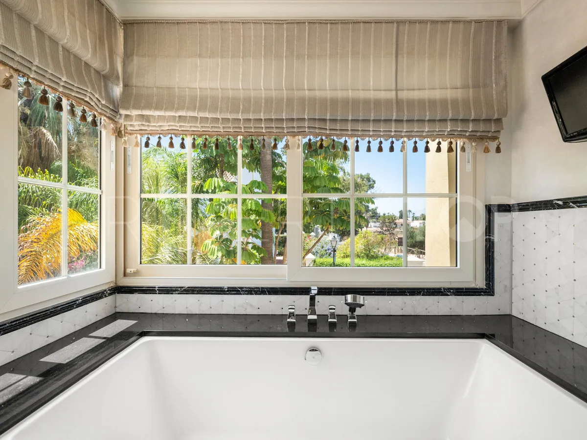 For sale 5 bedrooms villa in Cortijo Blanco