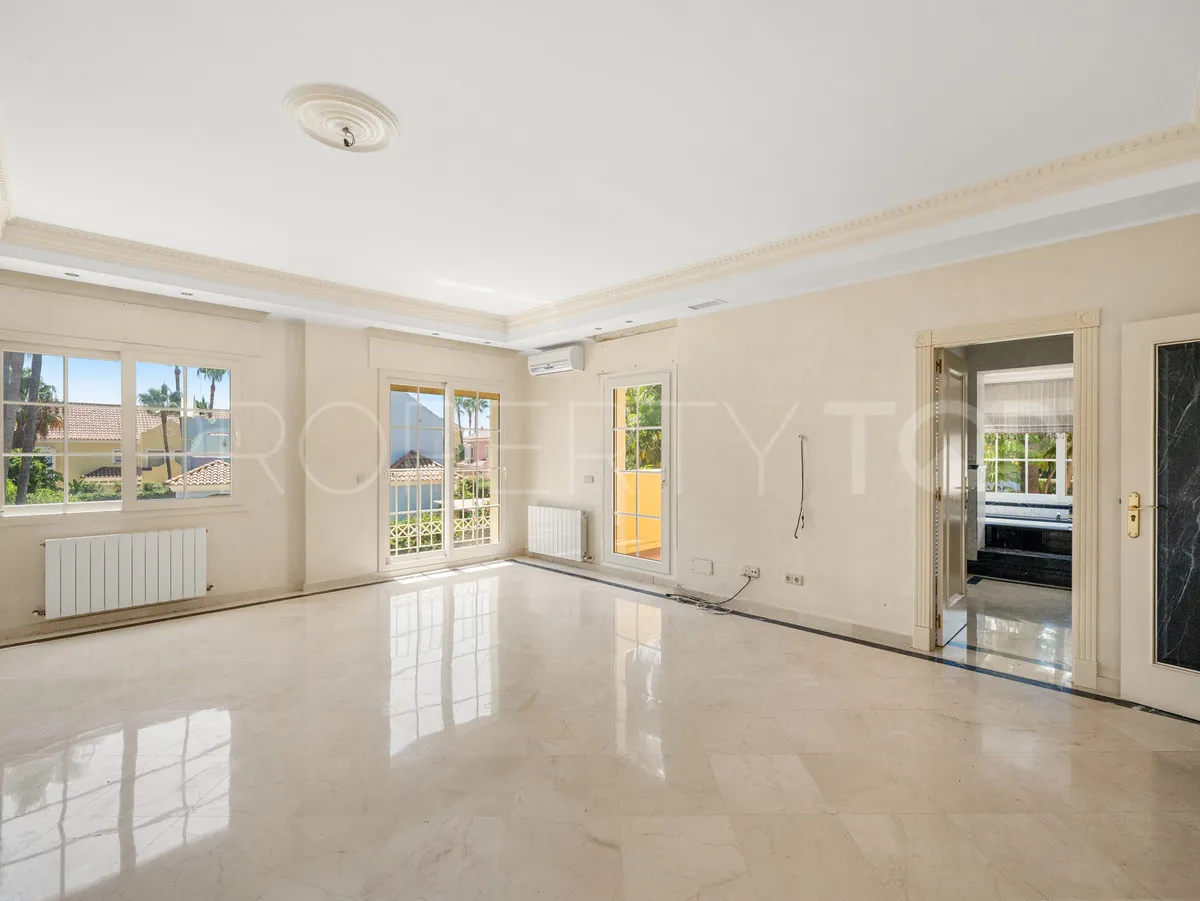 For sale 5 bedrooms villa in Cortijo Blanco