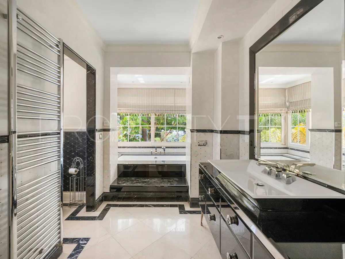 For sale 5 bedrooms villa in Cortijo Blanco