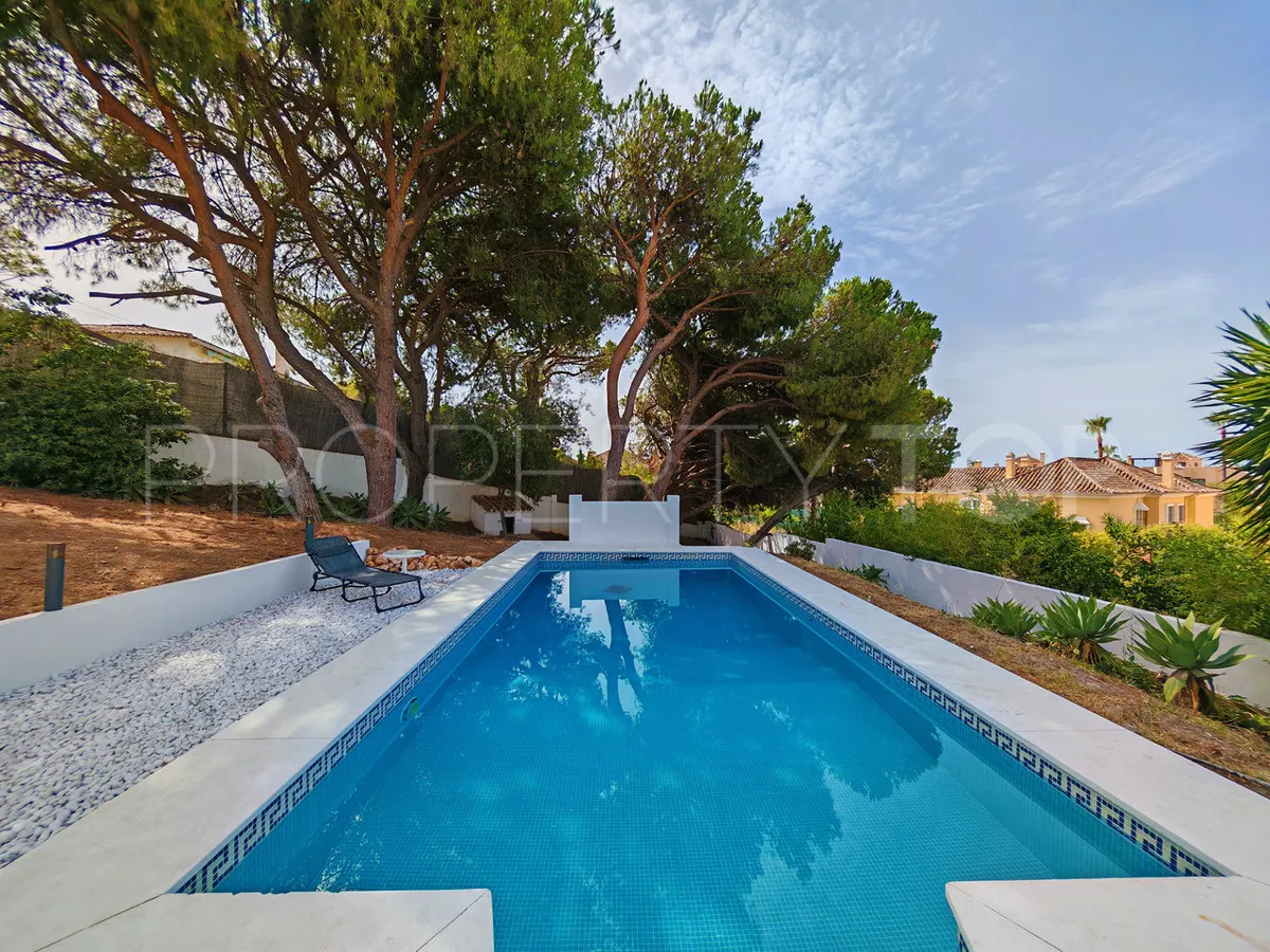 Buy villa with 8 bedrooms in Elviria