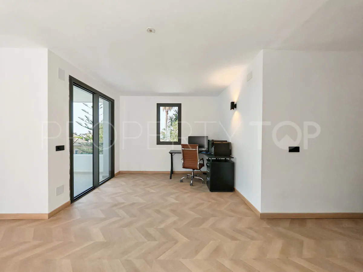 Buy villa with 8 bedrooms in Elviria