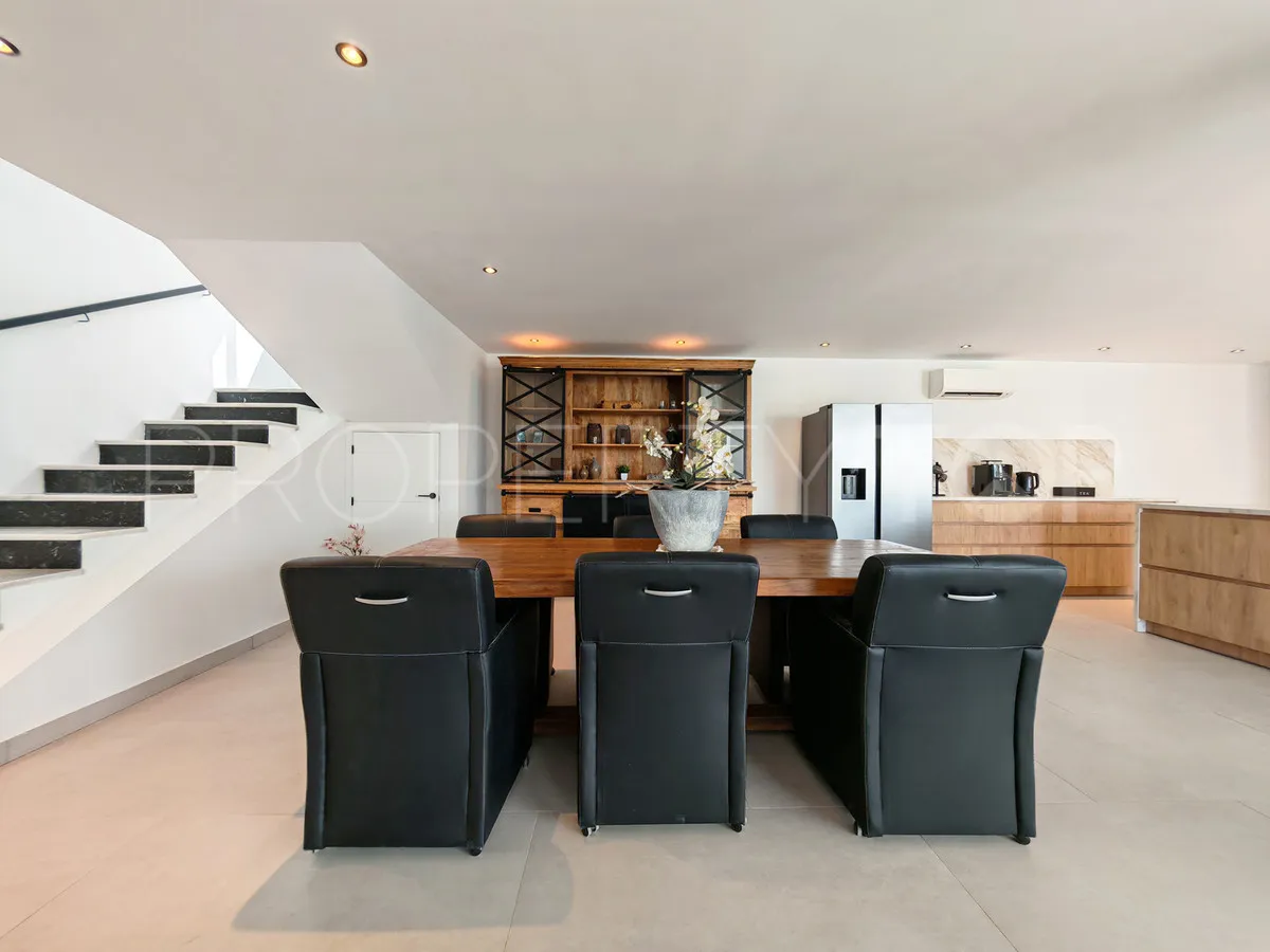 Buy villa with 8 bedrooms in Elviria