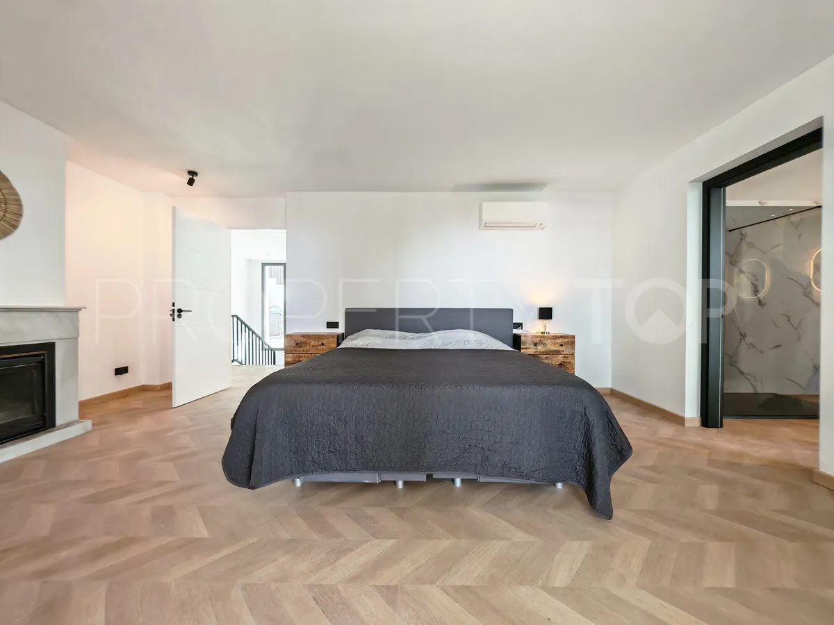 Buy villa with 8 bedrooms in Elviria