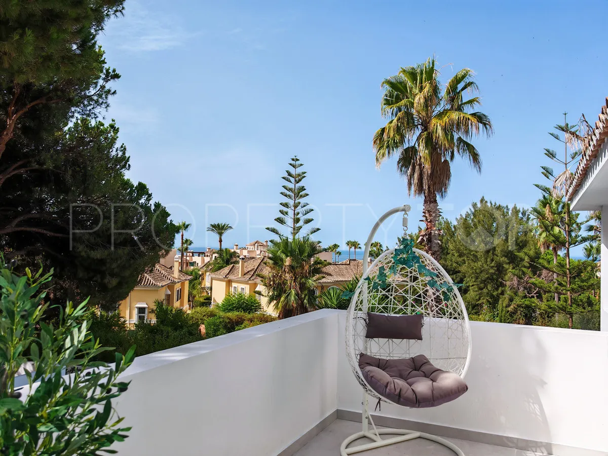 Buy villa with 8 bedrooms in Elviria